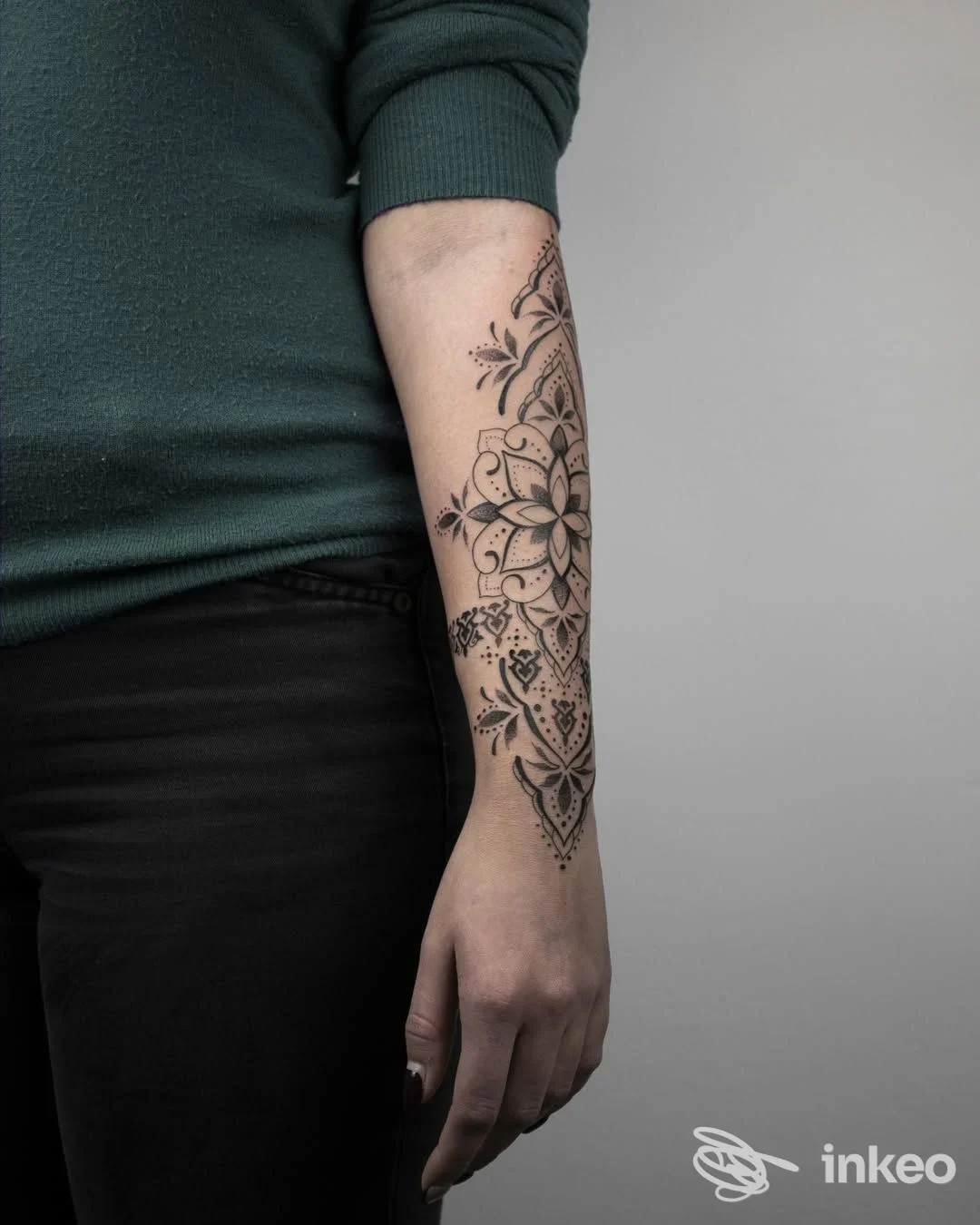 Tatuaggio ornamentale in nero sull'avambraccio, foto fornita dallo studio 37049 TattooStudio a Villa Bartolomea.