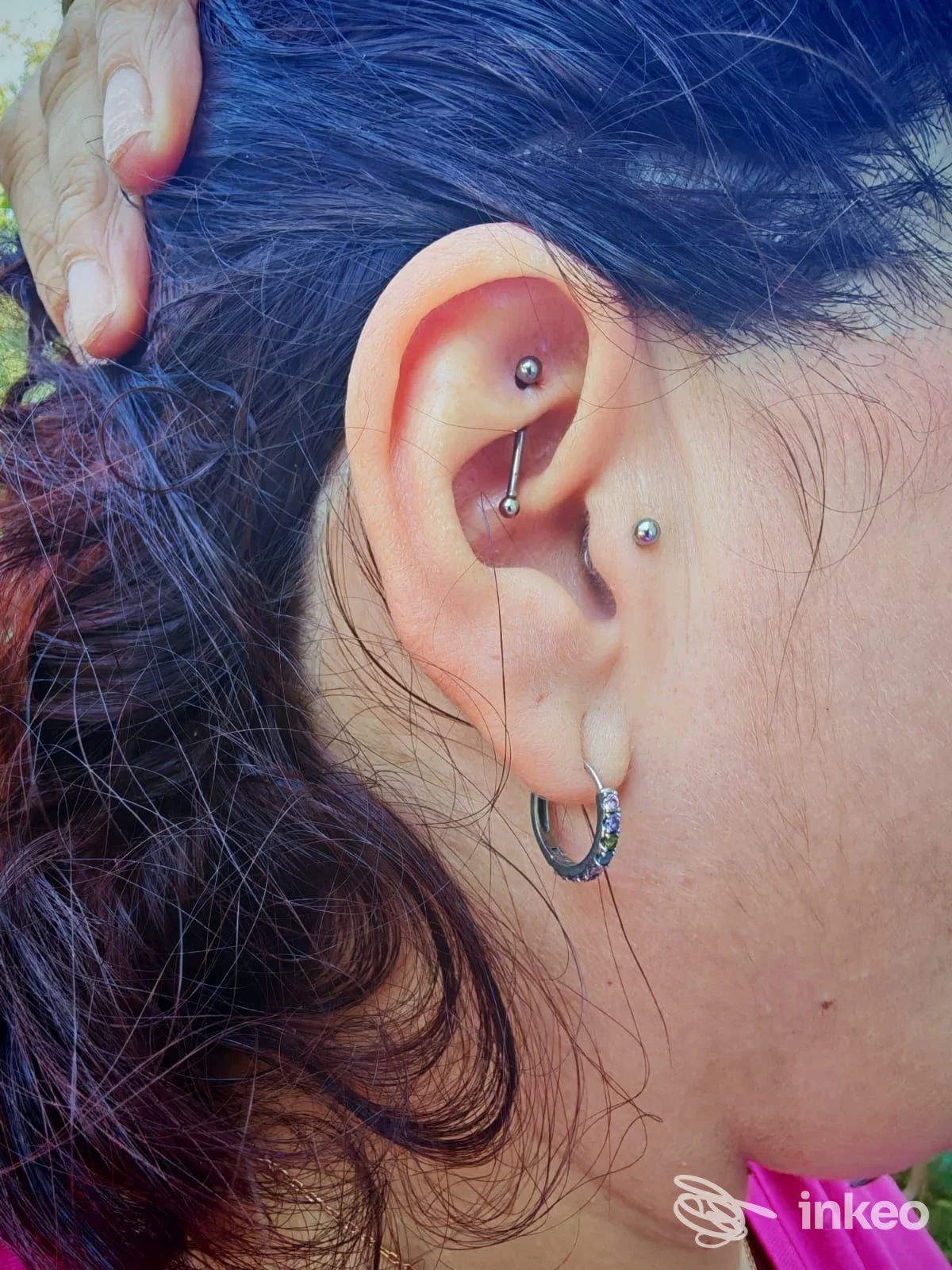 Primo piano dell'orecchio con più piercing, foto per Aisha Tattoo & piercing a Thiene.