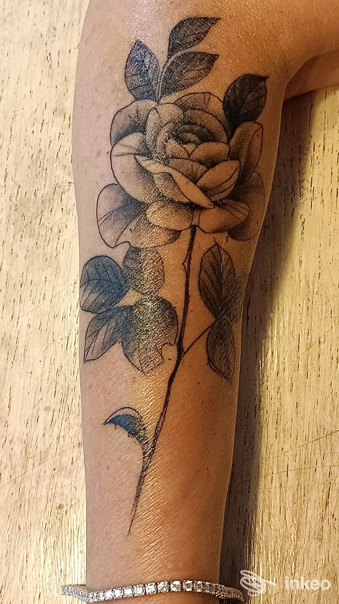 Tatuaggio a rosa in nero sull'avambraccio, foto per Alchimista tattoo-piercing, Cazzago.