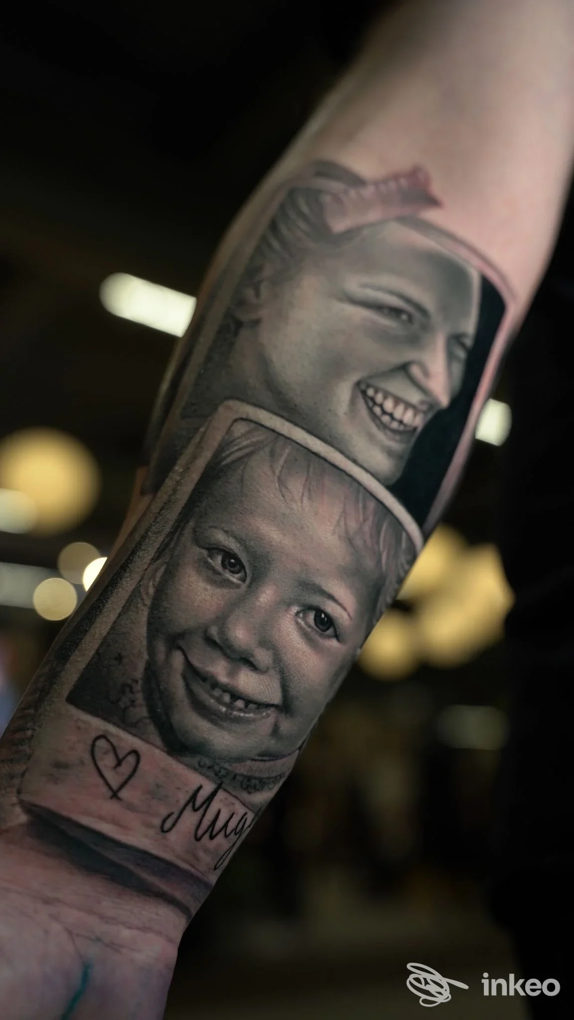 Tatuaggio ritratto realistico in bianco e nero sull'avambraccio, Ale Art Tattoo Montecchio Maggiore.