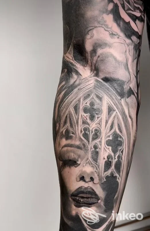 Primo piano di un tatuaggio realistico in bianco e nero su avambraccio raffigurante il volto di una donna; Anathema Tattoo Piercing Studio, Limena.