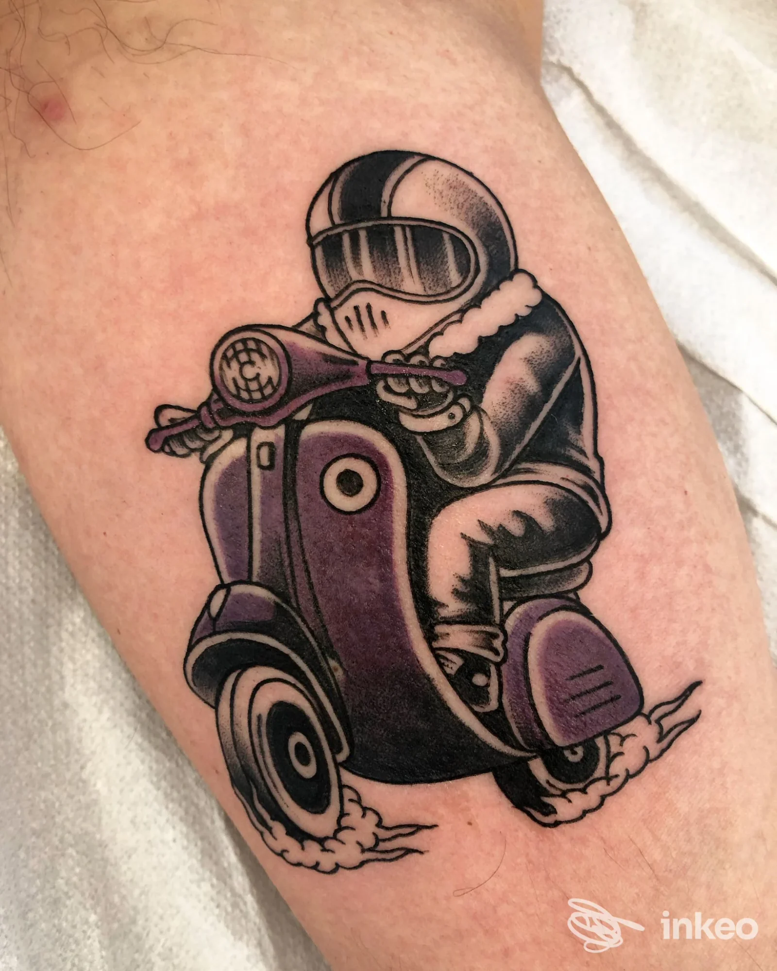 Tatuaggio su gamba con motociclista in stile neo-traditional, Arcana Tattoo Studio, Venezia.