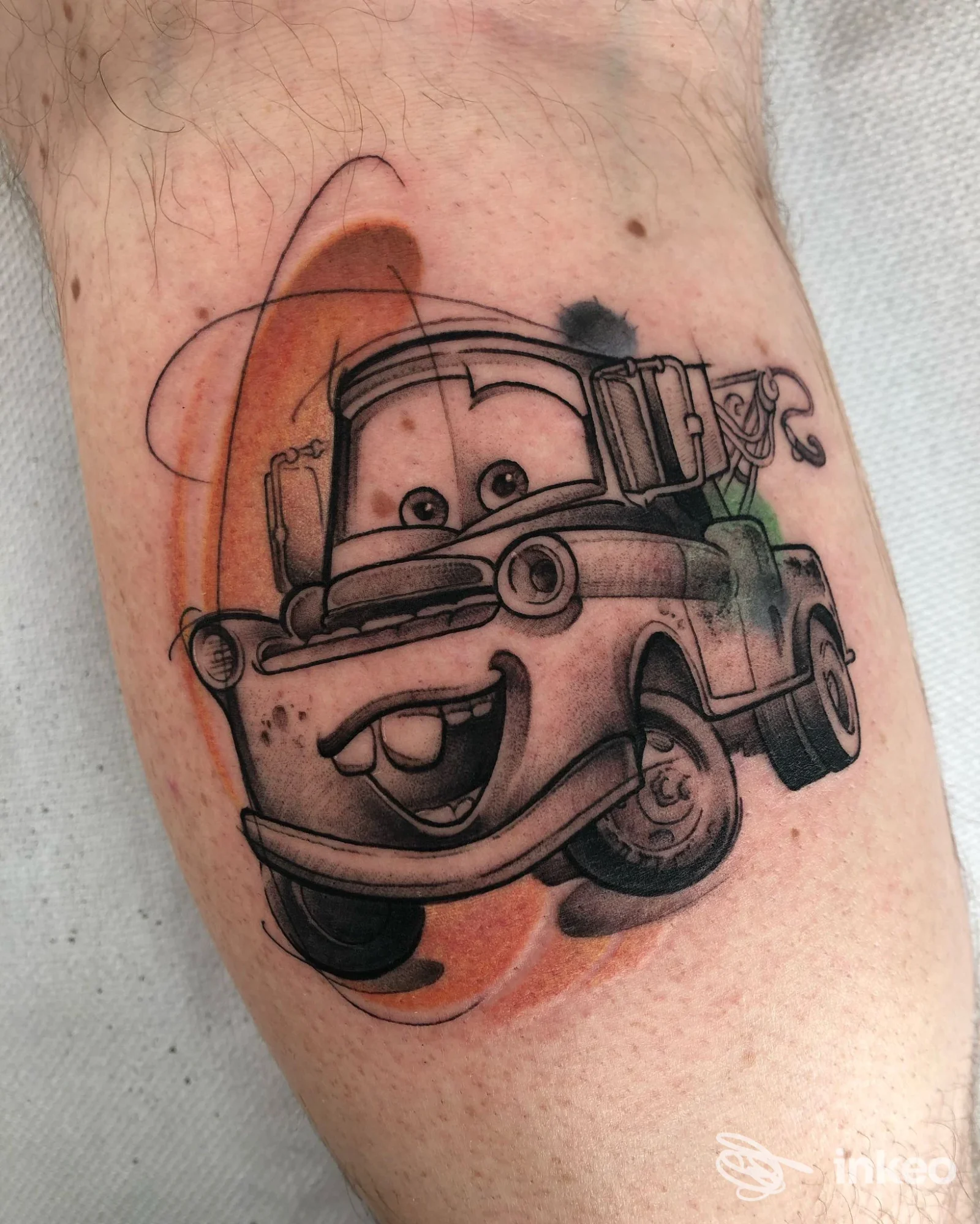 Tatuaggio colorato su avambraccio con personaggio-cartone raffigurante un carro attrezzi, foto fornita da Arcana Tattoo Studio, Venezia.