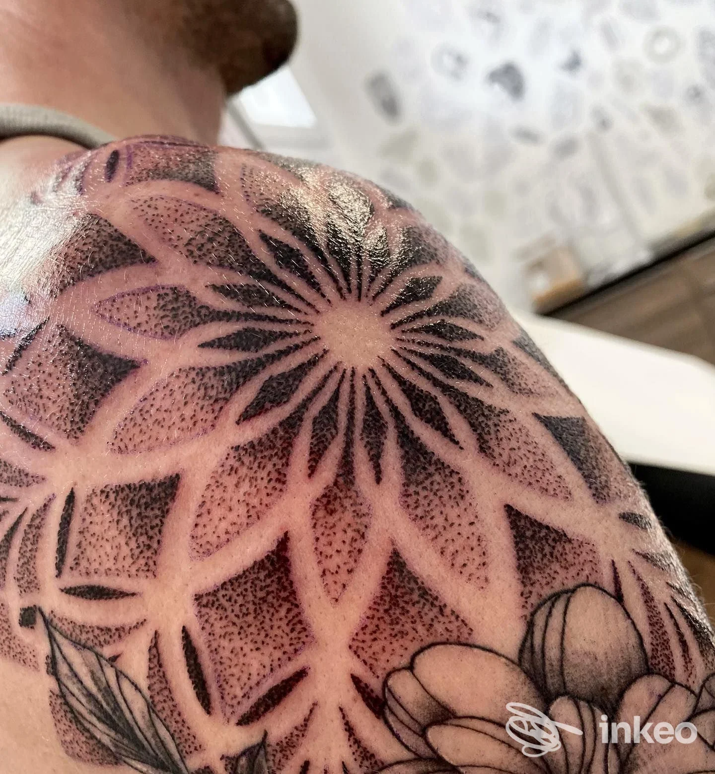 Tatuaggio geometrico e floreale sulla spalla, foto di 22 ROSES TATTOO STUDIO di Vanzetto Alessandra a Piombino Dese.