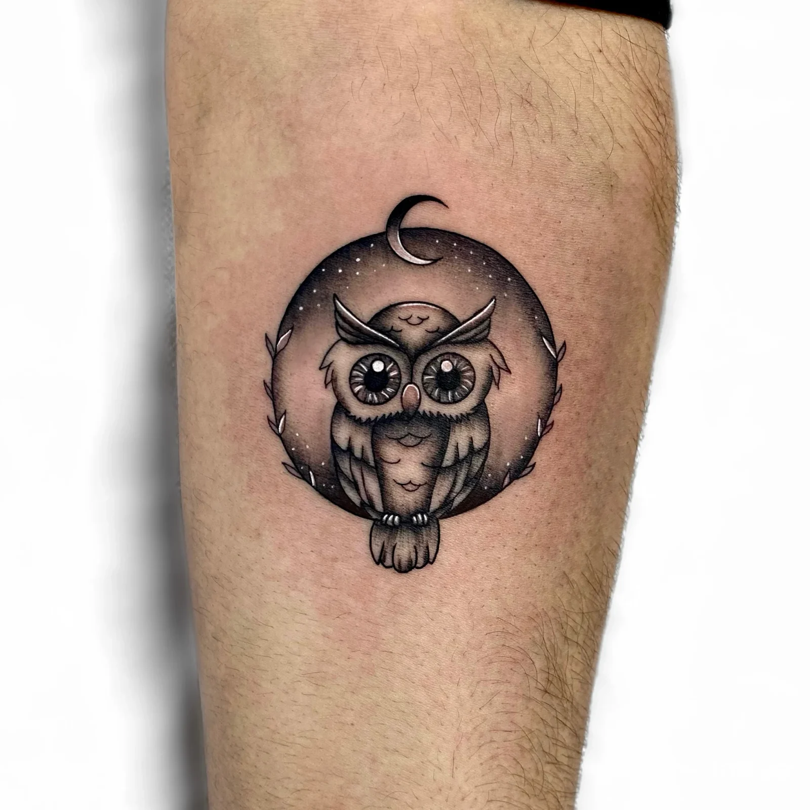 Tatuaggio gufo in bianco e nero sull'avambraccio, foto inviata da 22 ROSES TATTOO STUDIO a Piombino Dese.