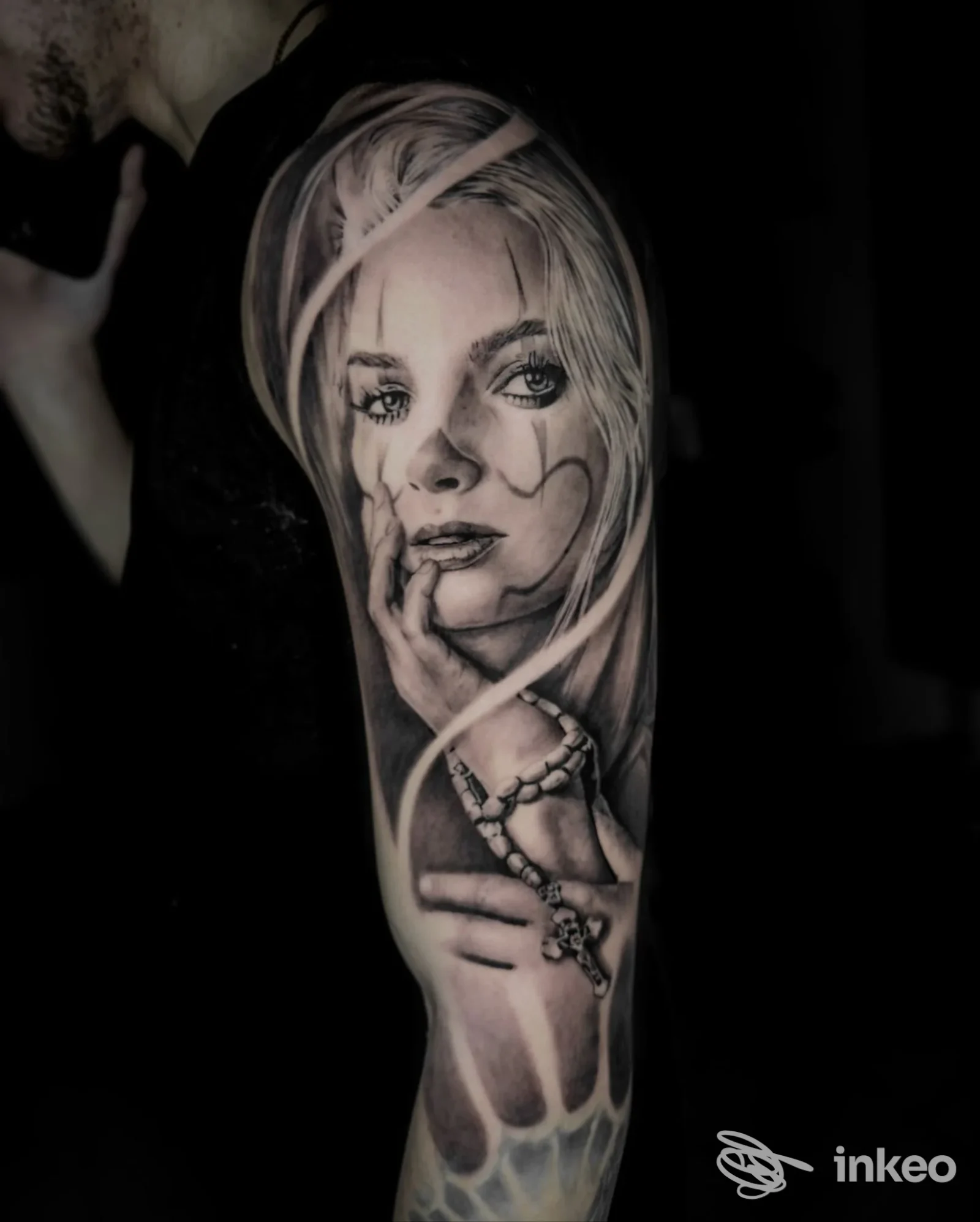 Tattoo realistico su braccio raffigurante una ragazza, disegno su pelle visibile senza testo né elementi di social media, inquadratura singola.
