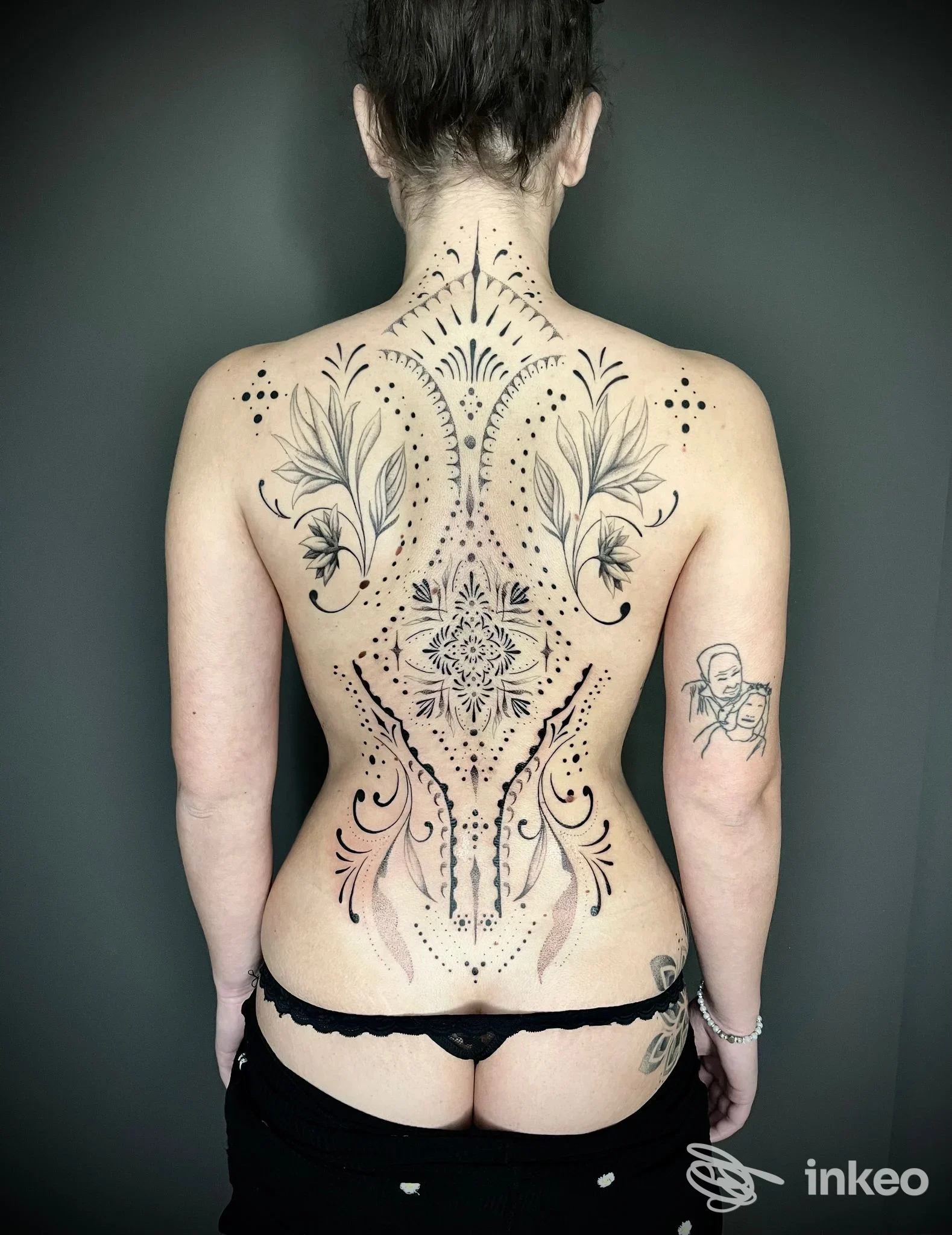 Grande tatuaggio ornamentale dotwork sulla schiena di una persona, foto fornita da Artifex Tattoo Studio, Caldiero.