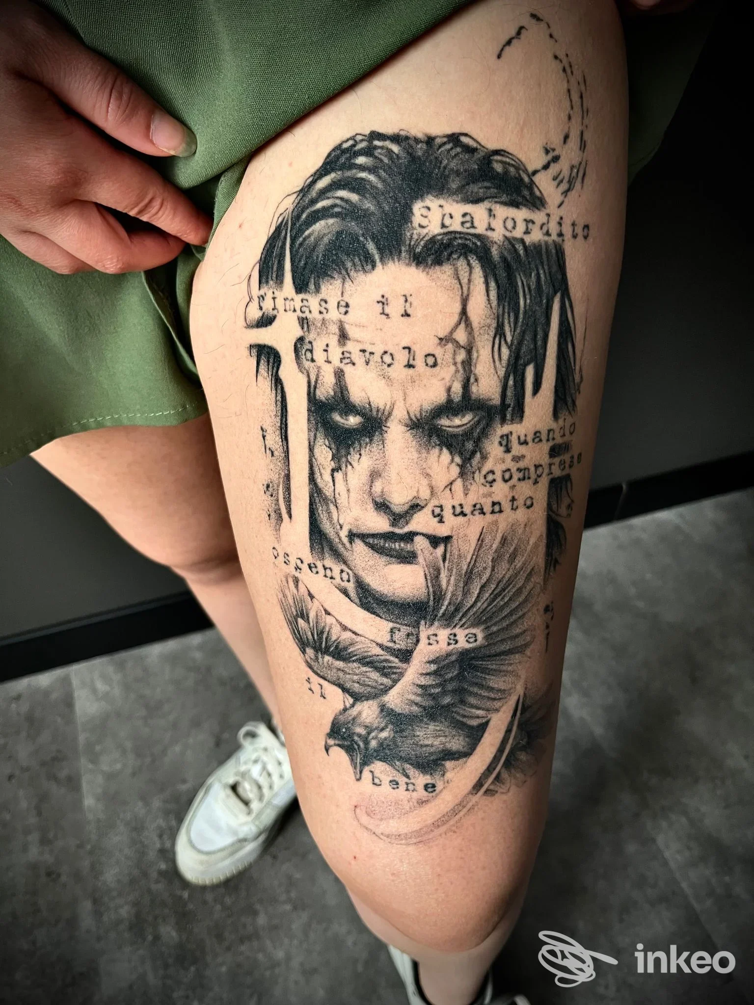 Tatuaggio ritratto in bianco e nero su coscia, foto fornita da Artifex Tattoo Studio a Caldiero.