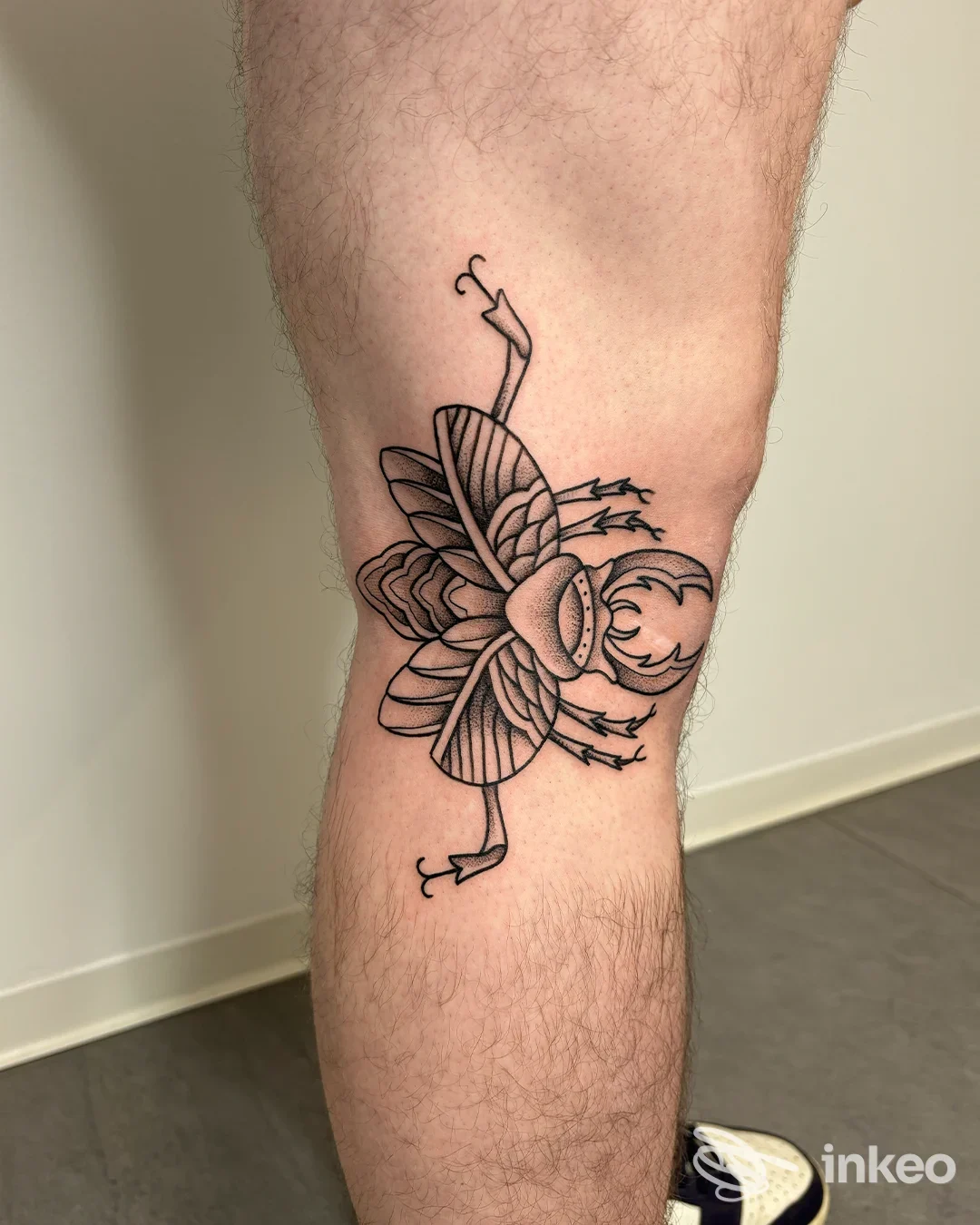 Tatuaggio nero stilizzato sul retro del ginocchio, foto di Artium Tattoo Emporium a Montebelluna.