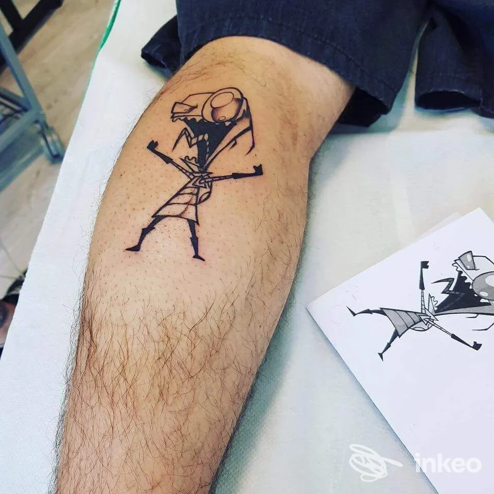 Tatuaggio blackwork su polpaccio maschile fotografato nello studio BIKINI BOTTOM TATTOO STUDIO, Vicenza.
