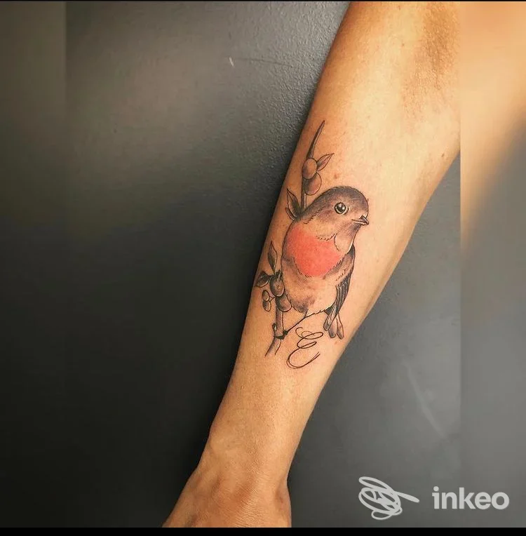 Tatuaggio di un uccellino con petto rosa sull'avambraccio, B_heART Tattoo Shop a Farra D'Alpago.