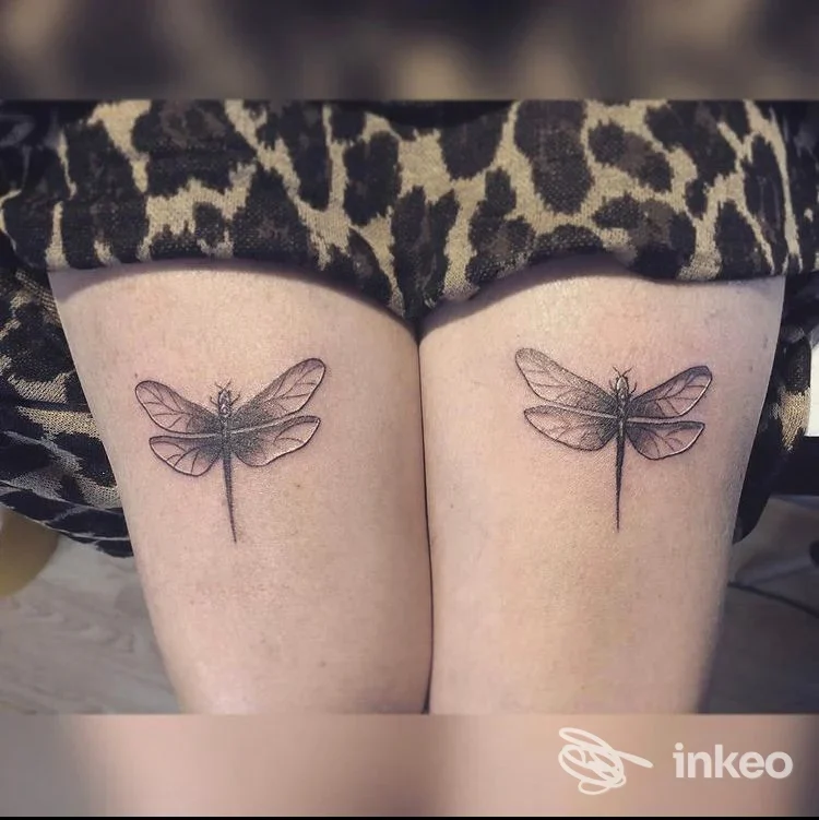 Due libellule tatuate in nero/grigio sull'interno delle cosce, foto studio di B_heART Tattoo Shop a Farra D'Alpago.