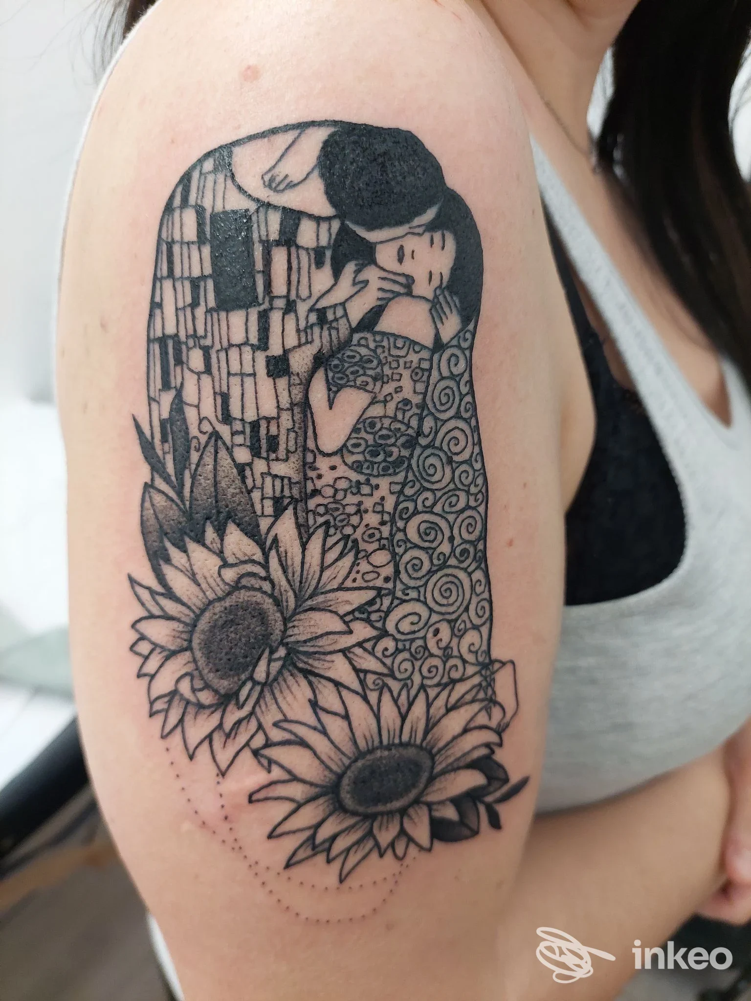 Tatuaggio blackwork sul braccio con motivo ispirato a 'Il bacio' e girasoli, Bandit Tattoo Studio Padova