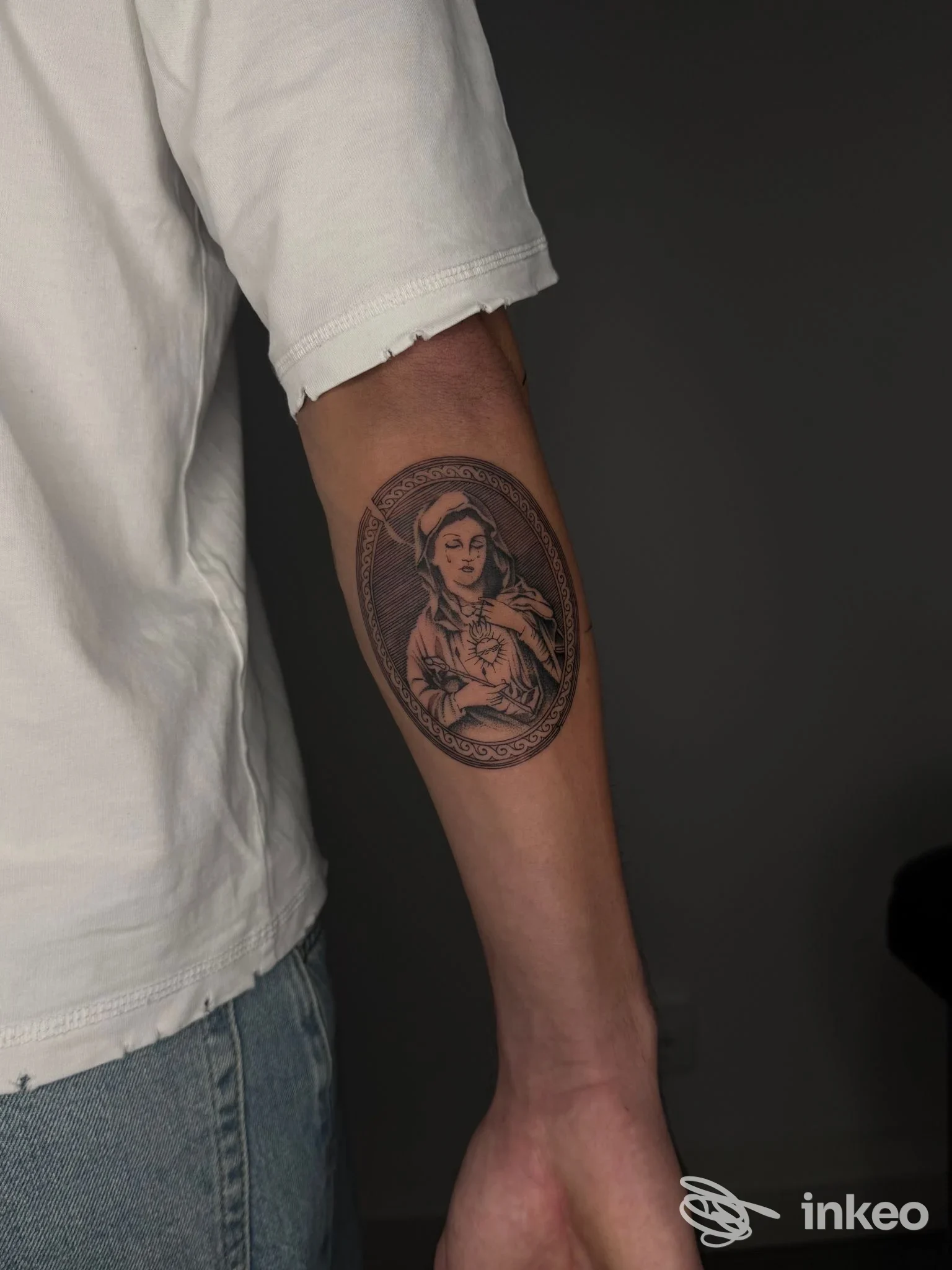 Tatuaggio figurativo ovale su avambraccio interno, foto inviata da Bandit Tattoo Studio, Padova.