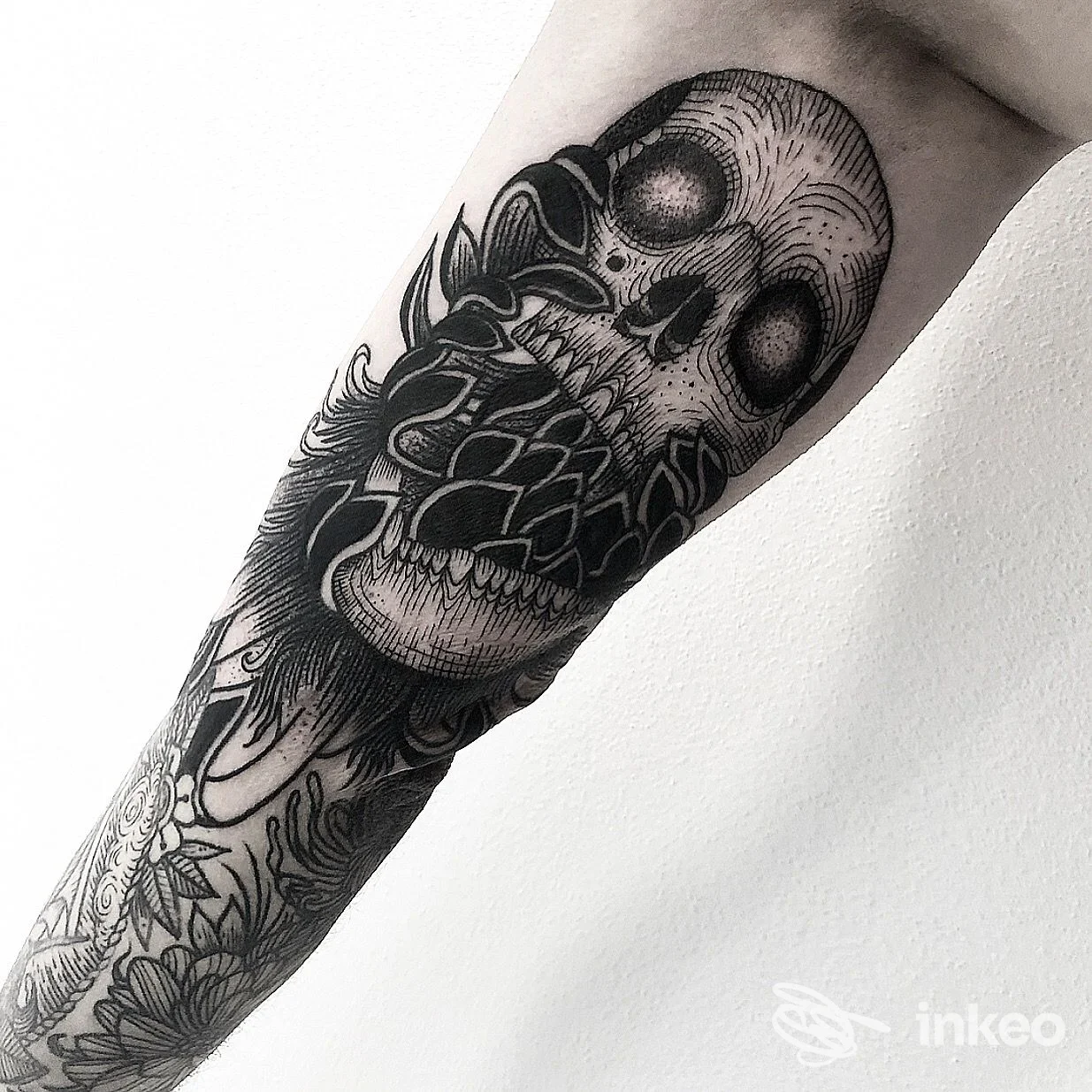 Tatuaggio nero a tema teschio sull'avambraccio, fotografia di Alex De Pase Stores Tattoo e Piercing a Venezia.