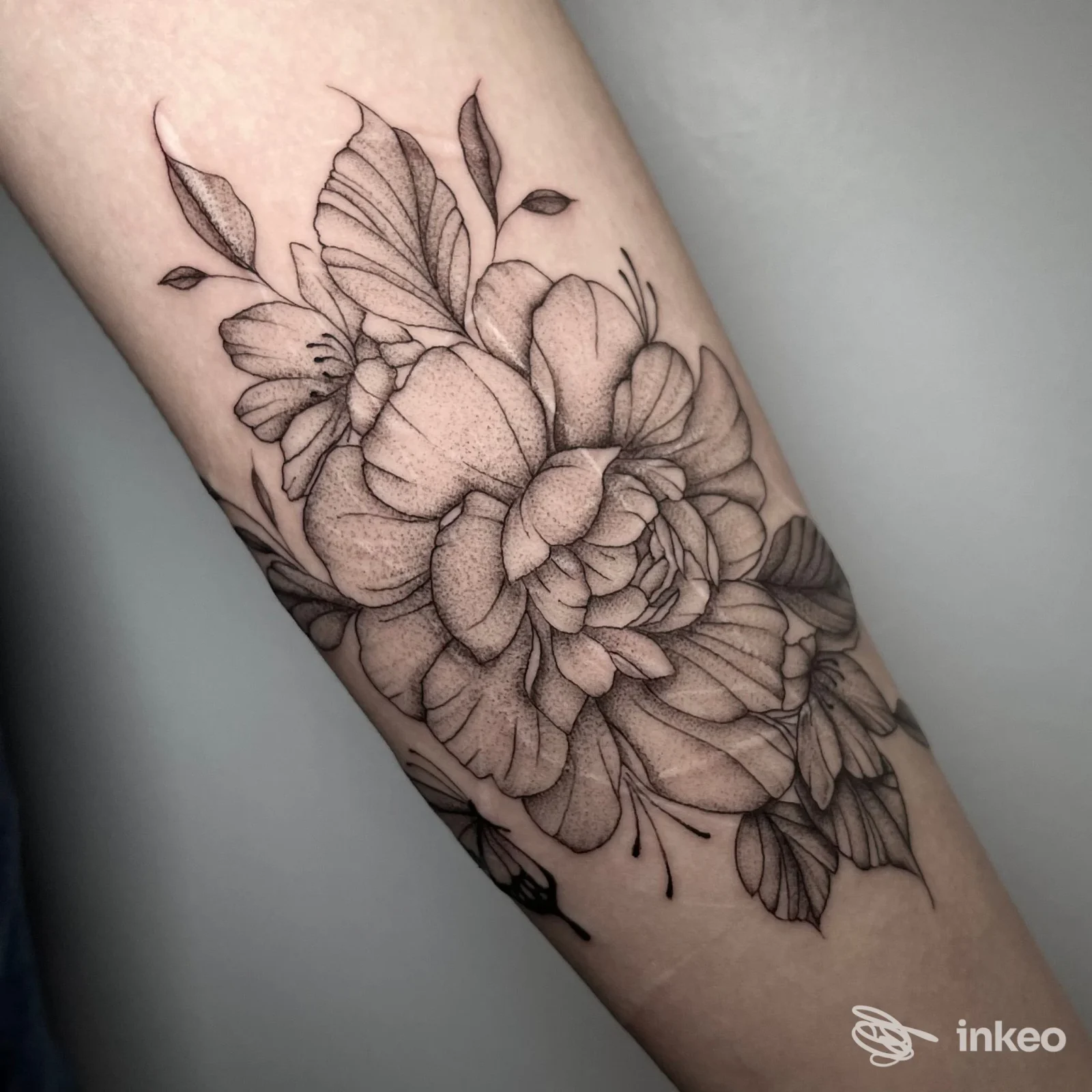 Tatuaggio floreale in nero sull'avambraccio, fotografia realizzata presso BLACK DIAMOND TATTOO & PIERCING a Fossalta di Portogruaro.