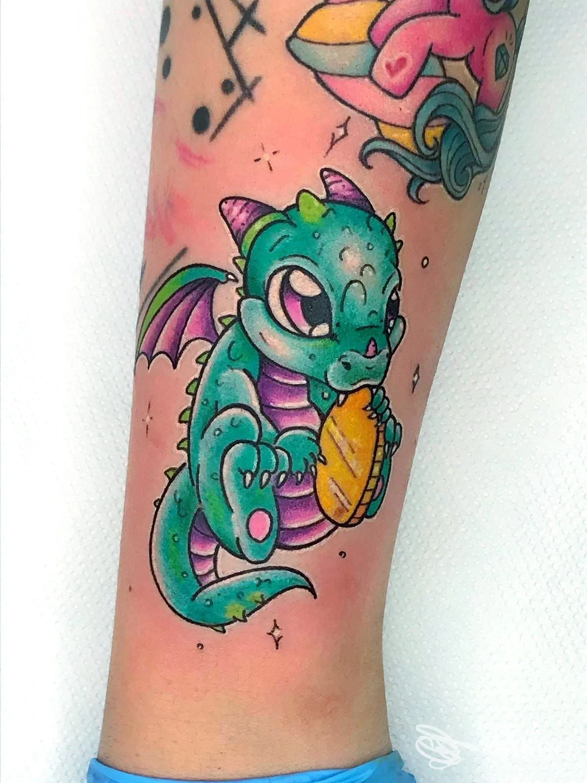 Tatuaggio colorato a forma di drago cartoon sull'avambraccio — BLACK DIAMOND TATTOO & PIERCING, Fossalta di Portogruaro.