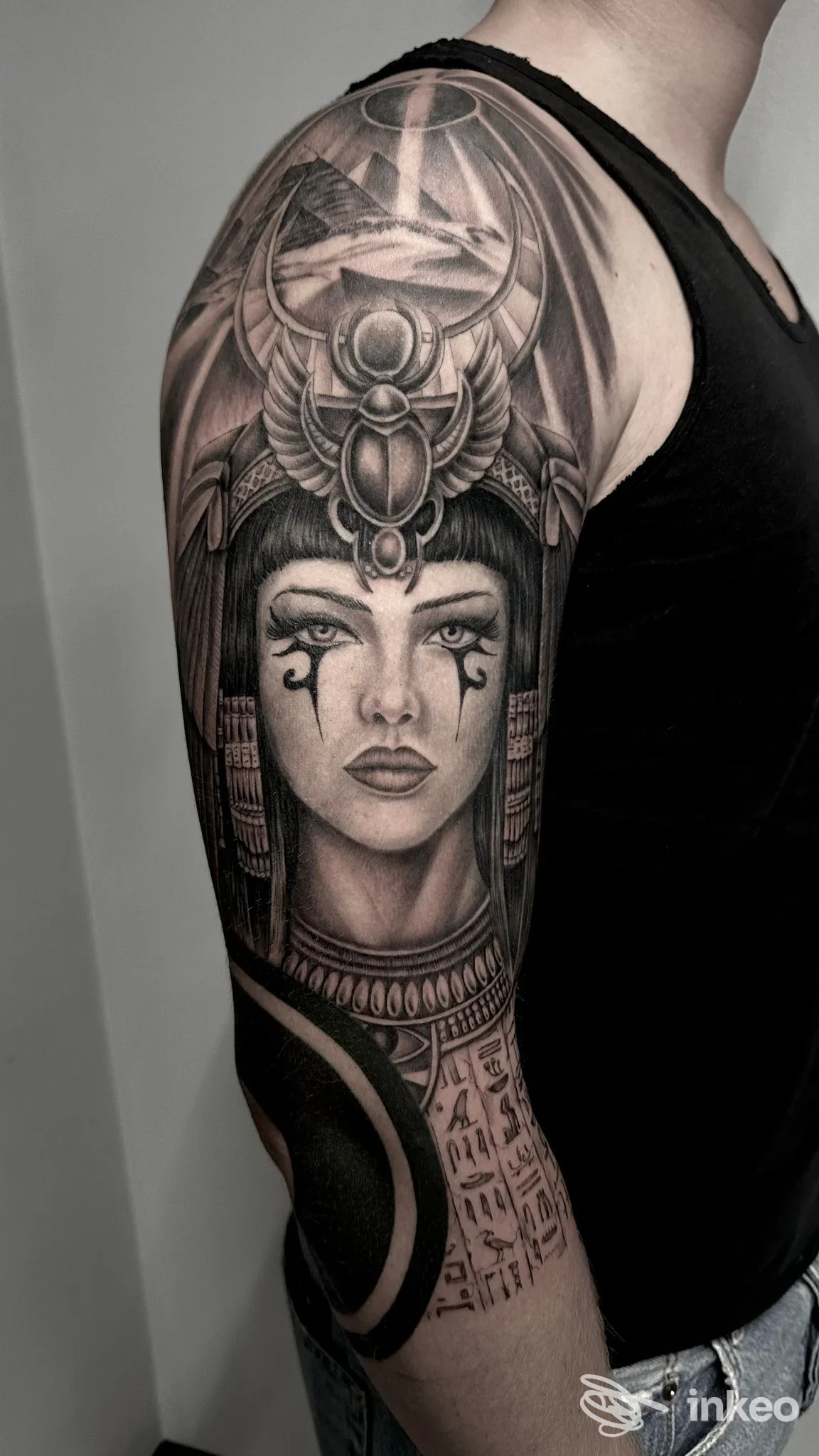 Manica parziale in bianco e nero con volto egizio realistico, Black Diamond Tattoo, Gorgo al Monticano.