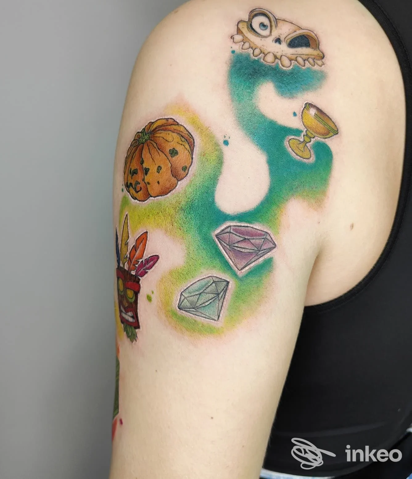 Tatuaggi colorati sul braccio superiore – zucca, diamanti e calice. Black Diamond Tattoo, Gorgo al Monticano.