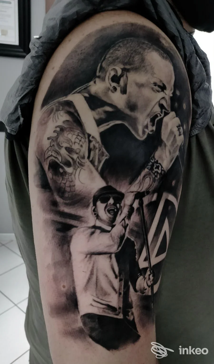 Grande tatuaggio realistico in bianco e nero sul braccio superiore, ritraente due figure; foto fornita da Black Ink Tattoo, Campolongo Maggiore.