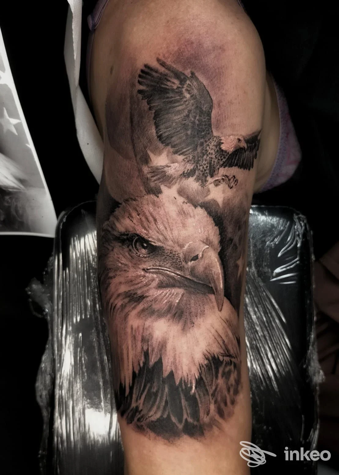 Tatuaggio realistico di un'aquila in bianco e nero sul braccio, Black Ink Tattoo, Campolongo Maggiore.