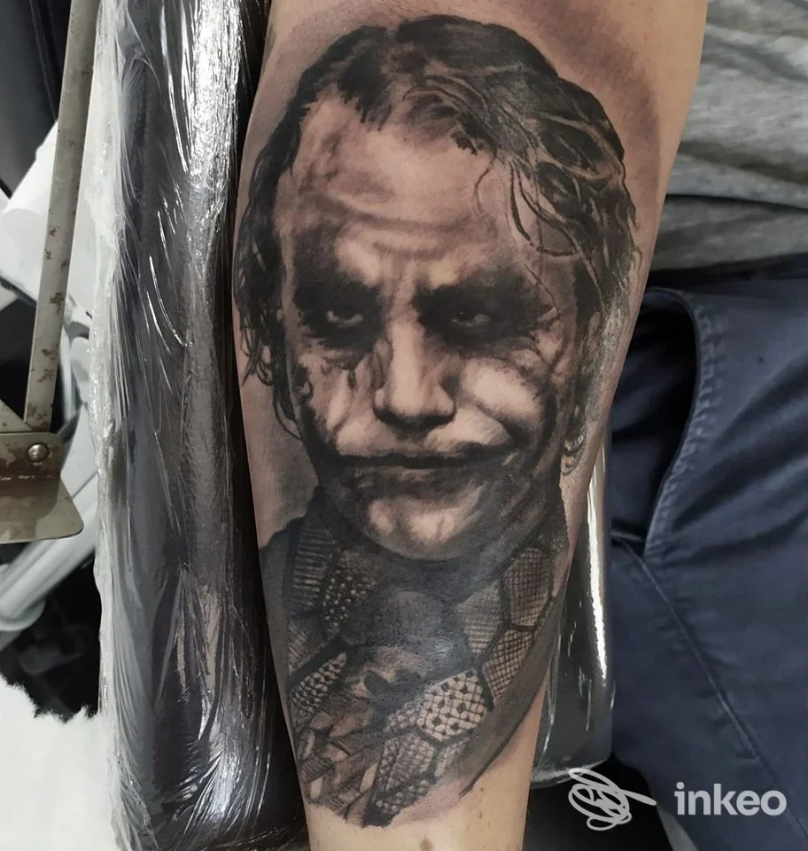 Tatuaggio realistico in bianco e nero del volto del Joker sull'avambraccio, Black Ink Tattoo, Campolongo Maggiore.