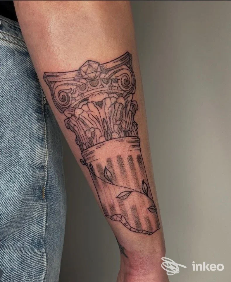 Tatuaggio in nero raffigurante una colonna classica sull'avambraccio, foto inviata da Black Sail Tattoo Studio Belluno a Belluno.