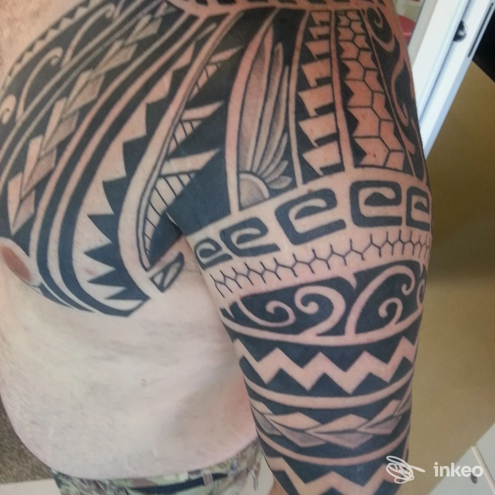 Tatuaggio tribale su spalla, braccio superiore e petto, Bonvi Tattoo Studio, Silea.