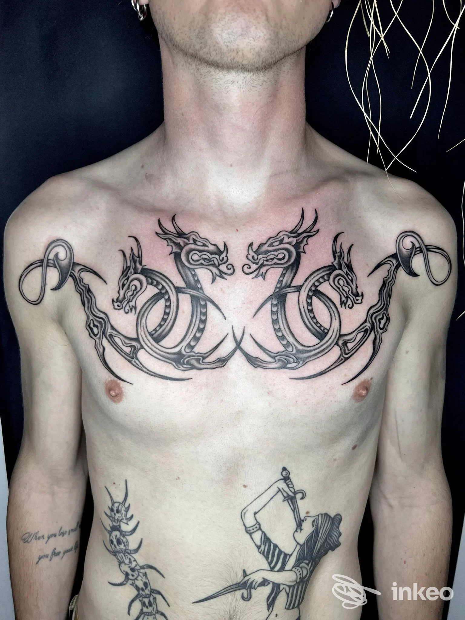 Tatuaggio a due draghi sul petto di un cliente, foto per Blk Rooster Tattoo & Piercing, Venezia.