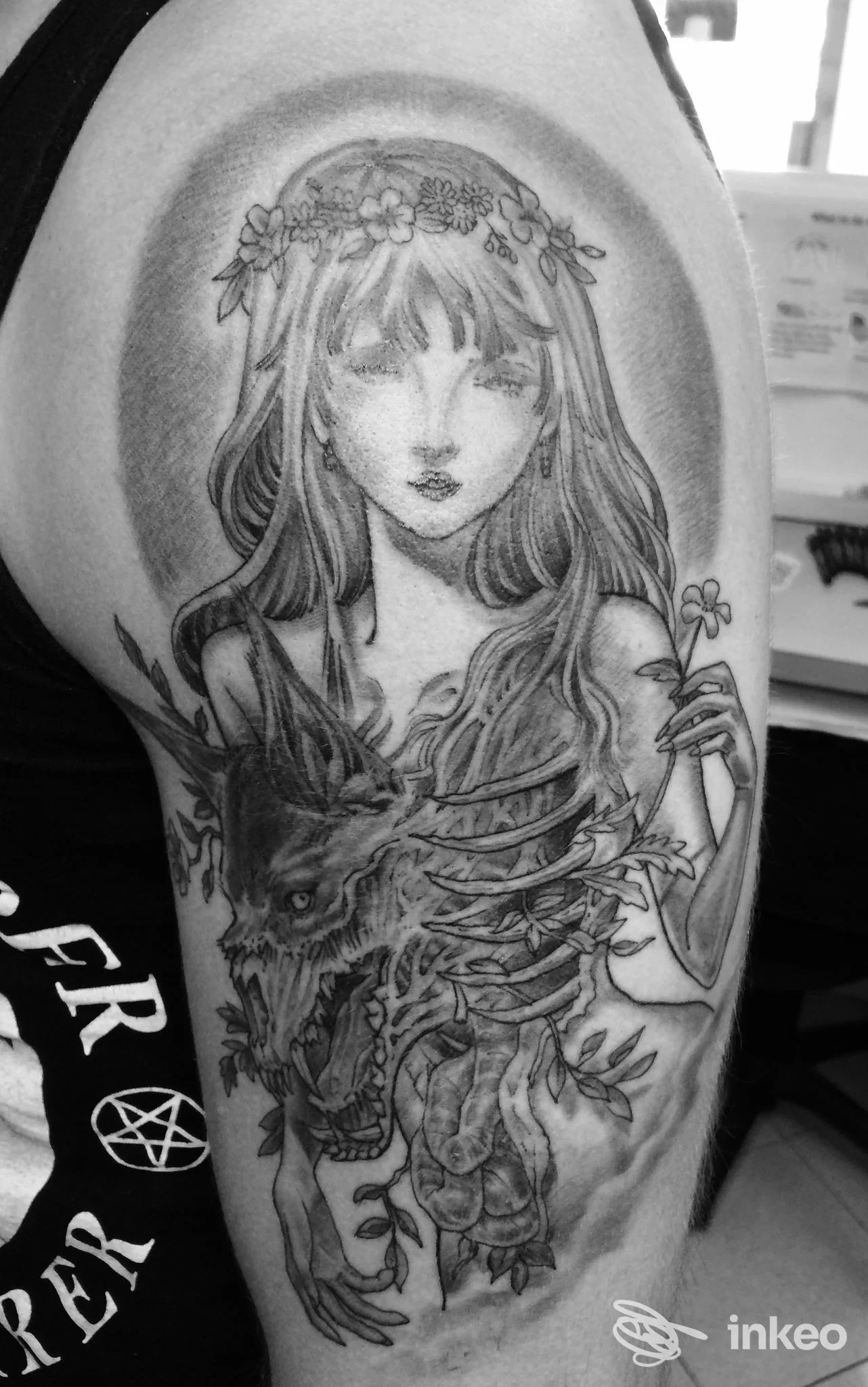 Ampio tatuaggio black & grey sul deltoide con figura femminile e scheletro, foto fornita da Bob Rose Tattoo, Vicenza.