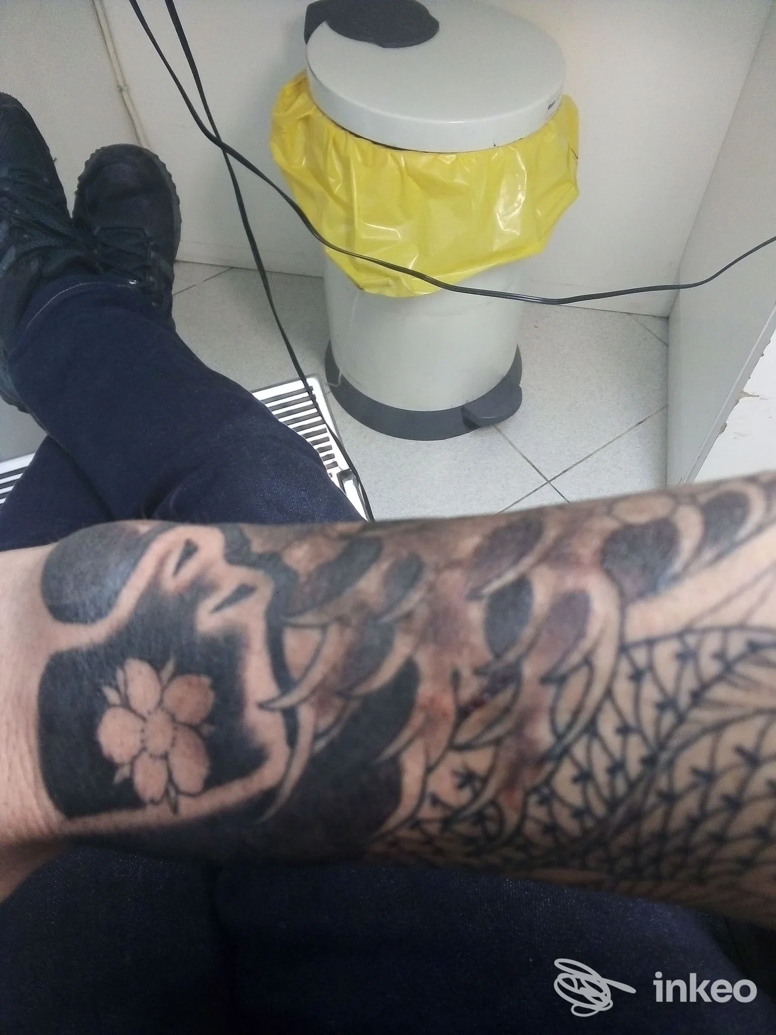 Foto dell'avambraccio tatuato eseguito da Bob Rose Tattoo a Vicenza, motivo floreale e pattern nero su pelle.