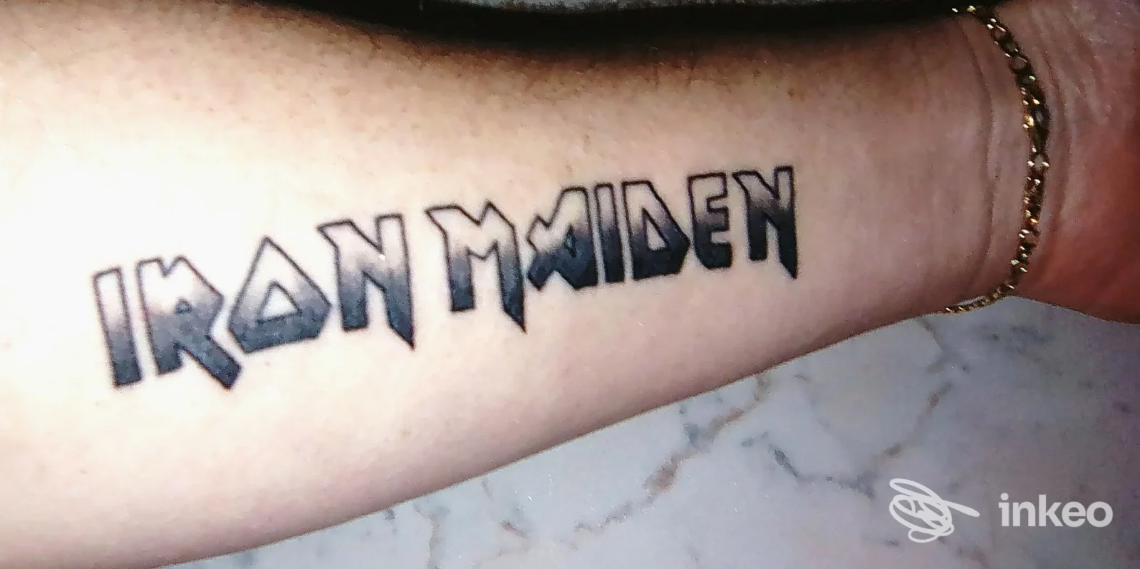 Tatuaggio lettering “IRON MAIDEN” sull'avambraccio interno, foto fornita da Bob Rose Tattoo, Vicenza.