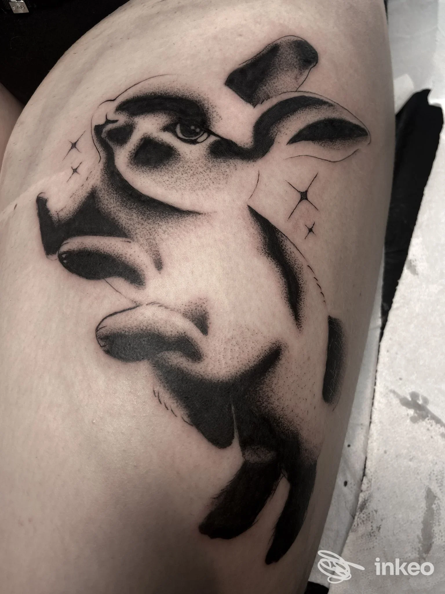 Tatuaggio in nero di un coniglio stilizzato con ombreggiature puntinate sulla parte alta della coscia, Broken Heart tattoo studio, Padova.