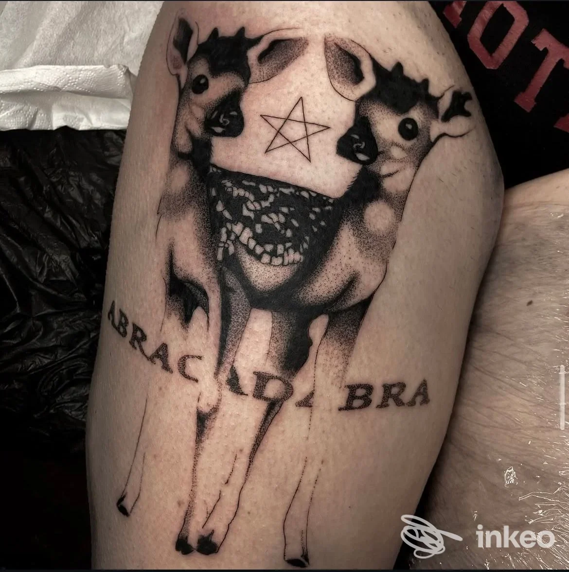 Tatuaggio su coscia raffigurante due cervi e la scritta 'ABRACADABRA', immagine fornita da Broken Heart tattoo studio Padova.