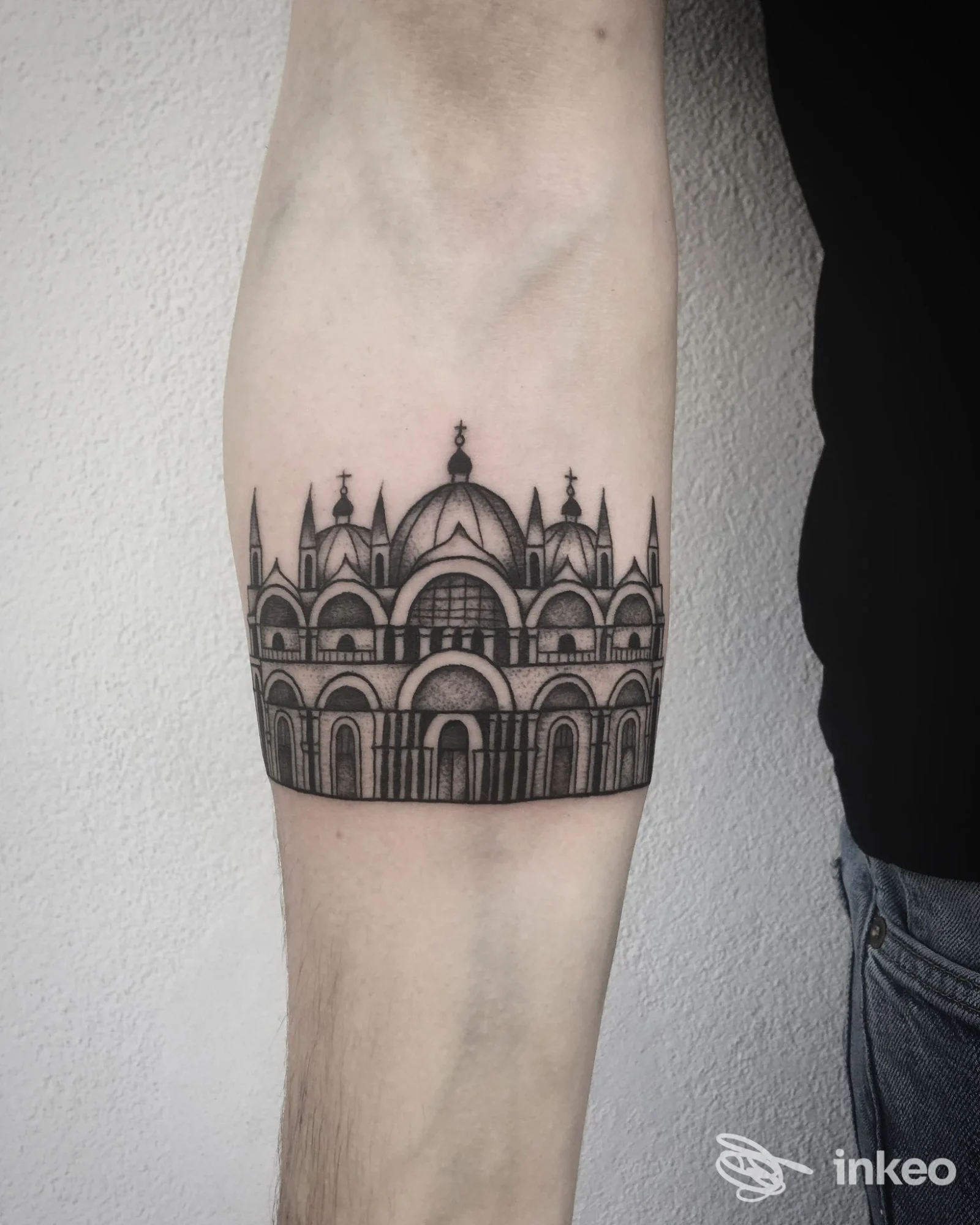 Tatuaggio architettonico nero sull'avambraccio interno, foto fornita da Bubka Tattoo Shop, Cassola.