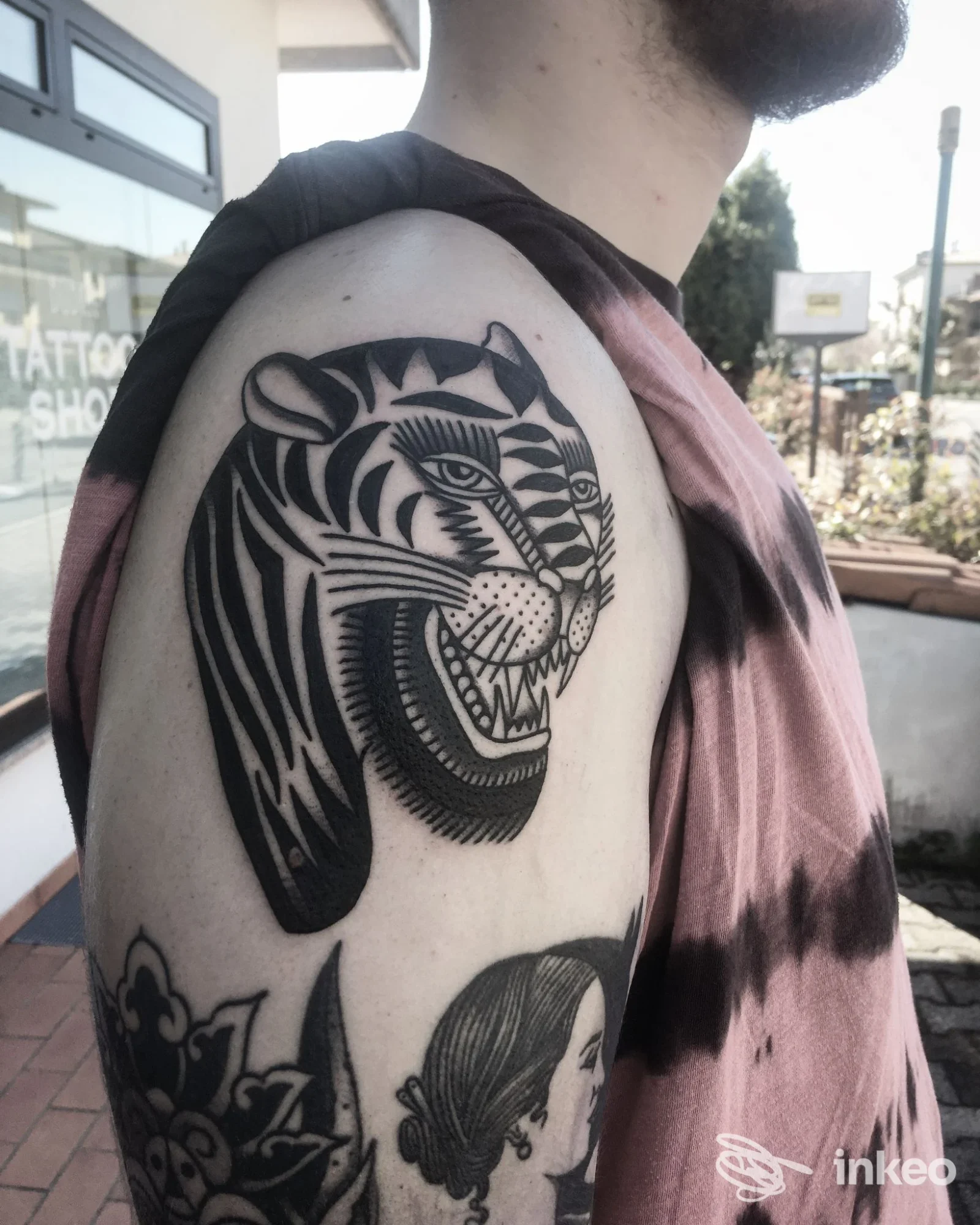 Tatuaggio a testa di tigre in nero sul deltoide sinistro, foto fornita da Bubka Tattoo Shop, Cassola.