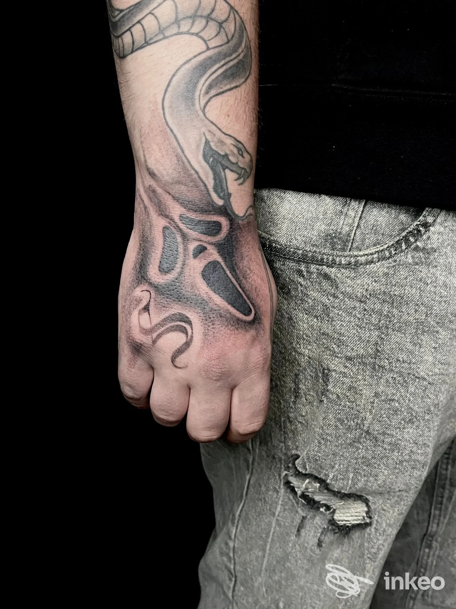 Foto della mano e avambraccio con tatuaggio serpente in bianco e nero, Born Of Black - Tattoo Studio, Padova.