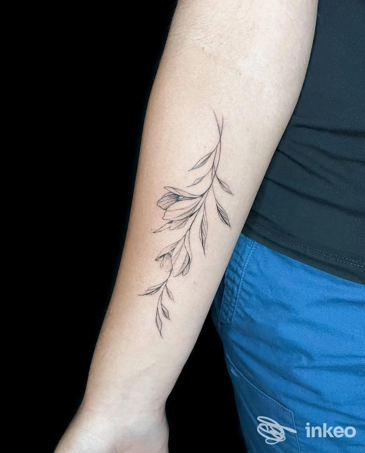 Tatuaggio linework a ramo e foglie sull'avambraccio, foto di Born Of Black - Tattoo Studio, Padova.