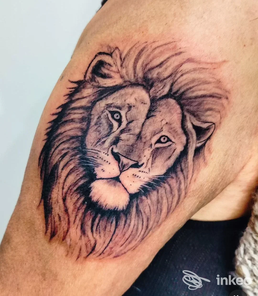 Tatuaggio testa di leone in stile black & grey sul deltoide, Cesar Tattoo Studio, Piovene Rocchette.