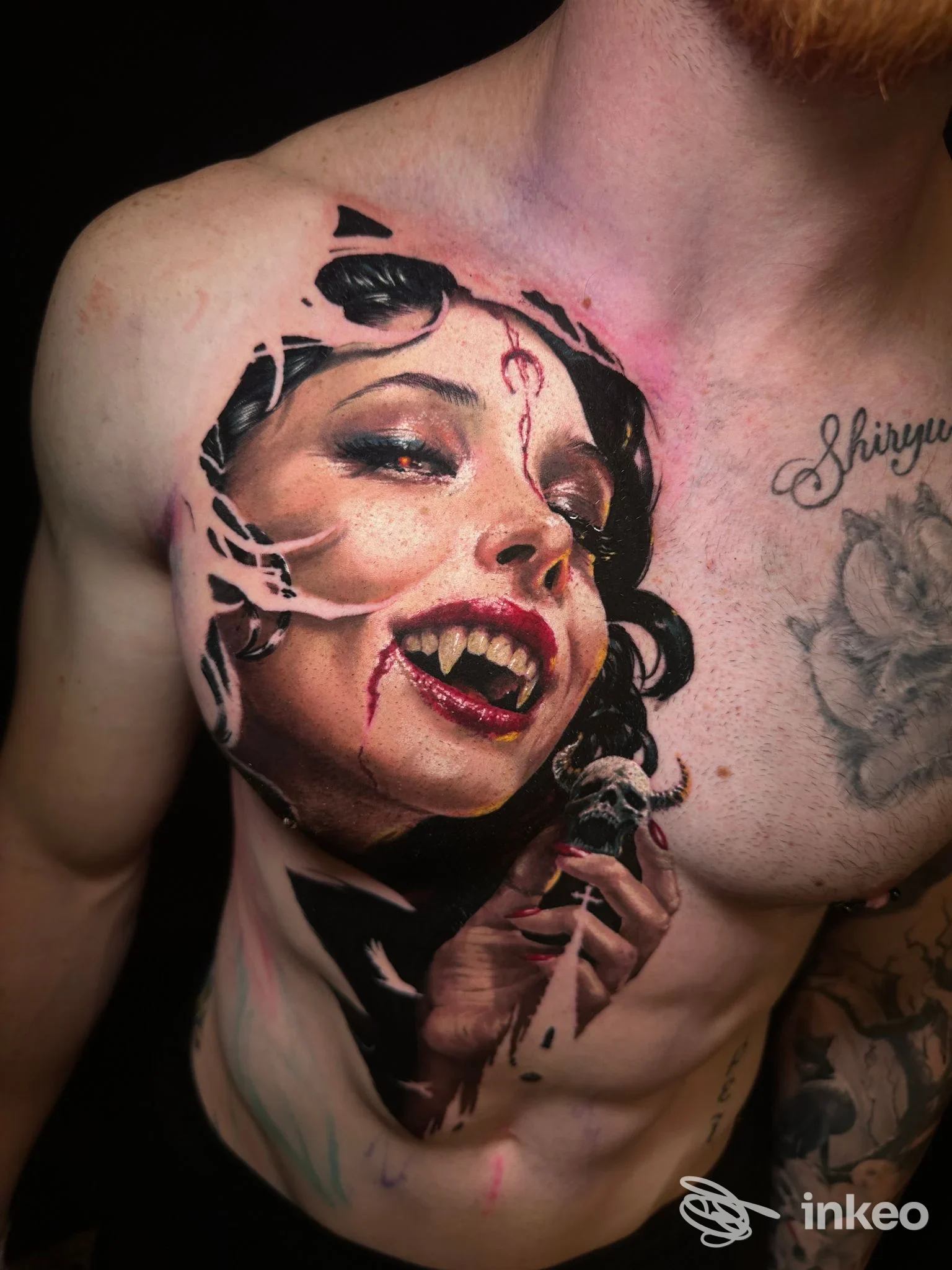 Grande tatuaggio realistico su torace raffigurante il volto di una donna vampira, Claudia Reato Private Tattoo Studio, Vicenza.