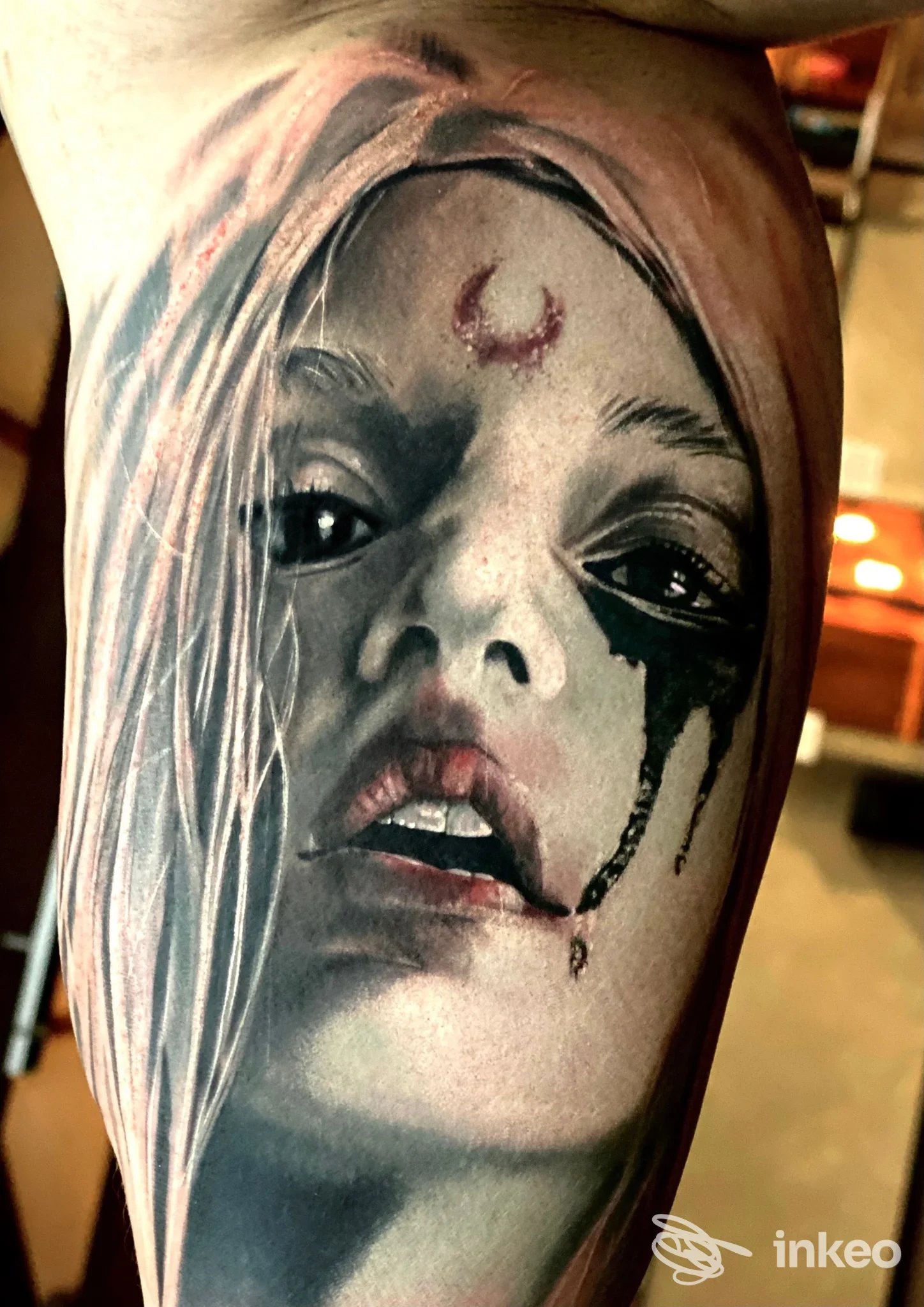 Dettaglio realistico di un tatuaggio ritratto sul braccio, eseguito da Claudia Reato Private Tattoo Studio a Vicenza.