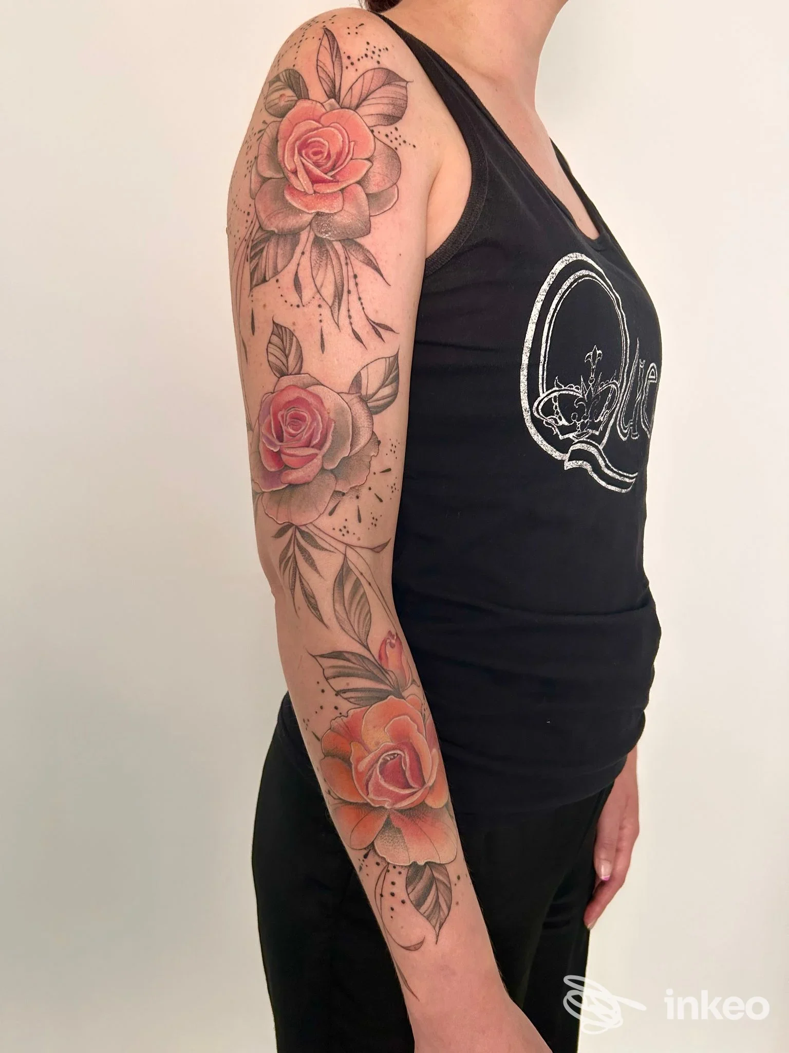 Manica tatuata floreale su braccio sinistro, foto inviata da ColorBlind Tattoo Piercing Studio, Padova.