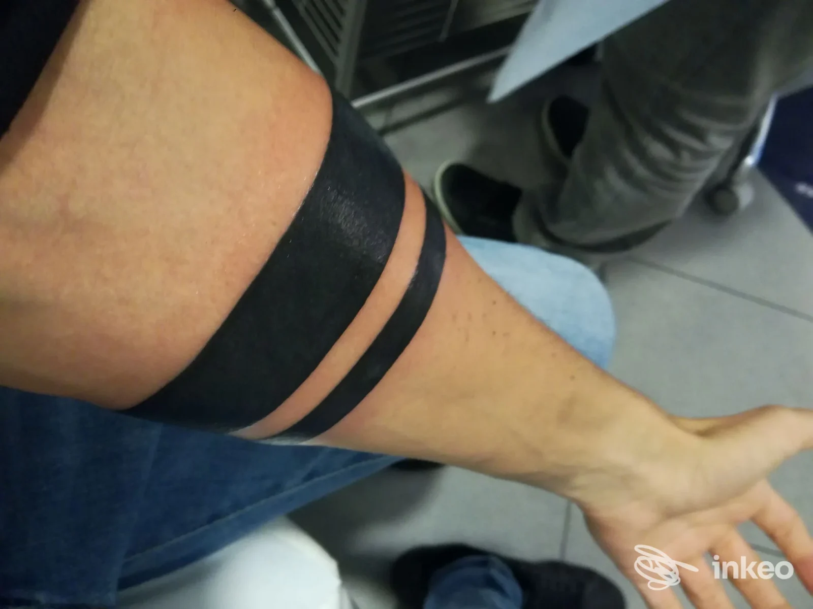 Primo piano di avambraccio con tre bande nere solide tatuate in stile blackwork. Foto per il portfolio di Cyber Tattoo Shop, Venezia.