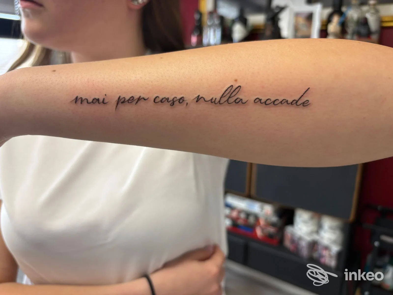 Tatuaggio in corsivo sull'avambraccio con la frase 'mai per caso, nulla accade', eseguito da DOUBLE SHOT Tattoo Experience a Ponte San Nicolò.