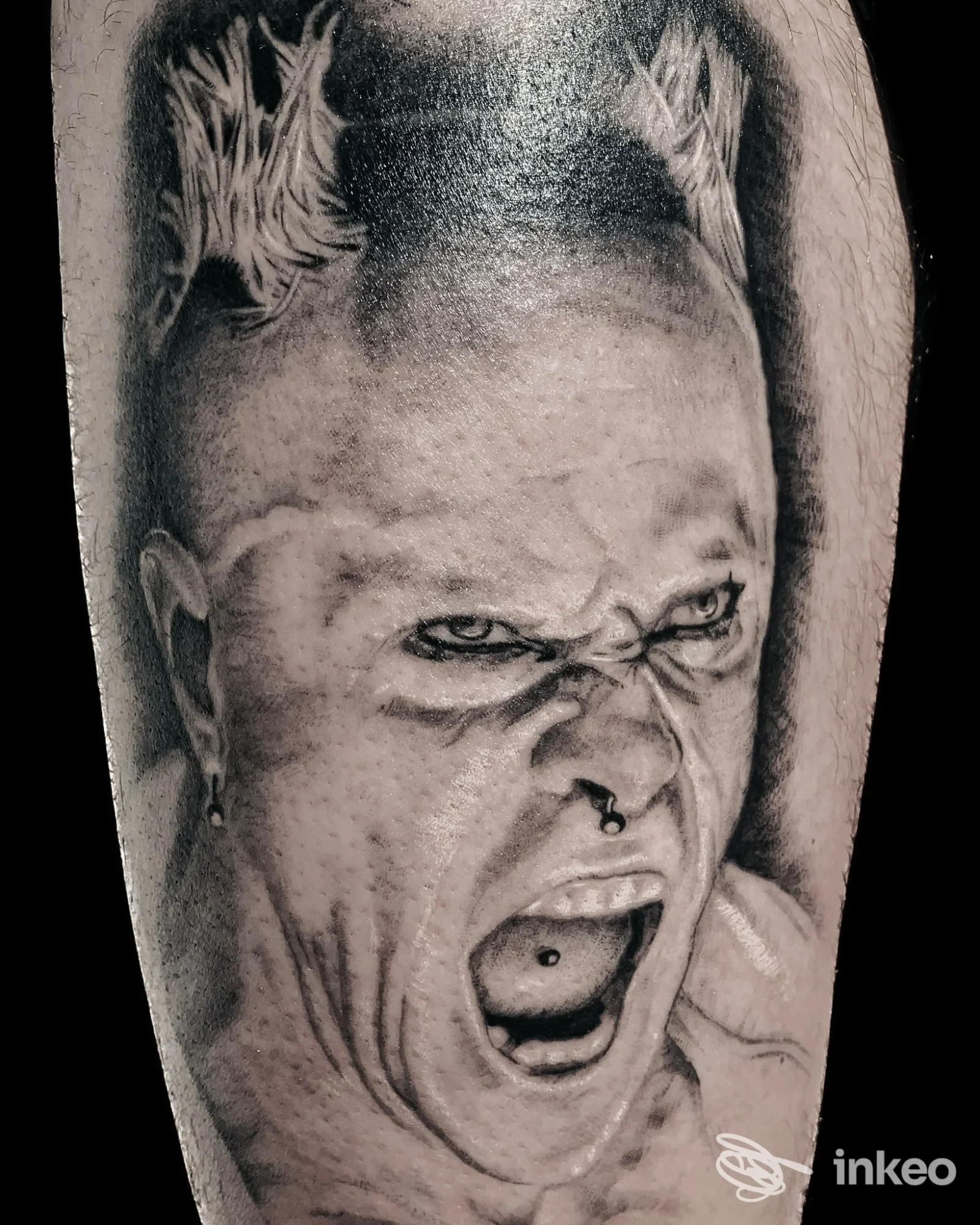 Tatuaggio realistico di un volto urlante su pelle, foto inviata da Dark Rose Tattoo Studio a Vodo Cadore.
