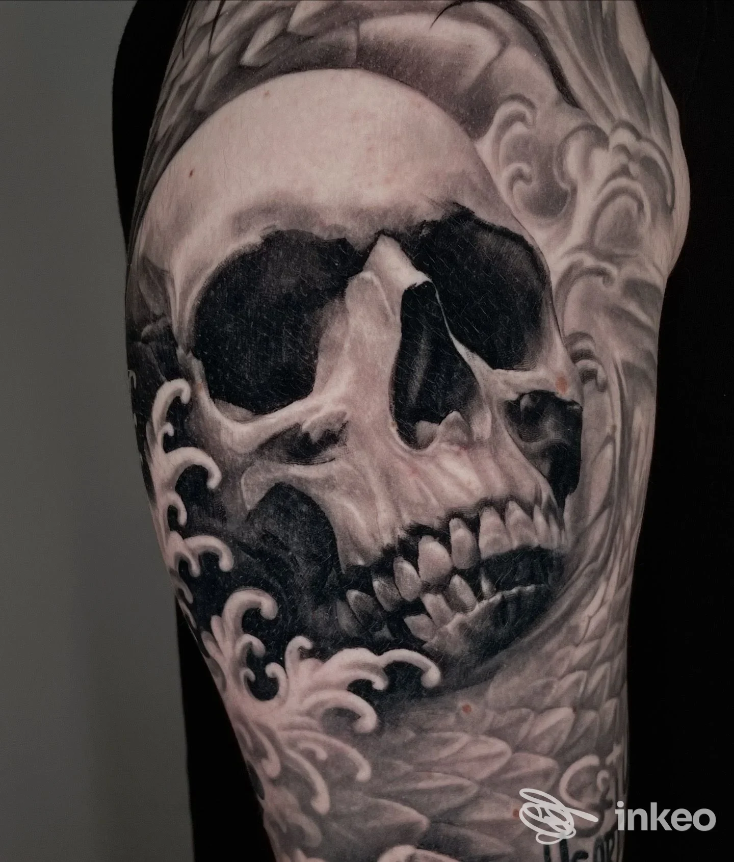 Tatuaggio black & grey di un teschio sull'area superiore del braccio, foto fornita da Dark Alley Tattoo Studio a Zevio.