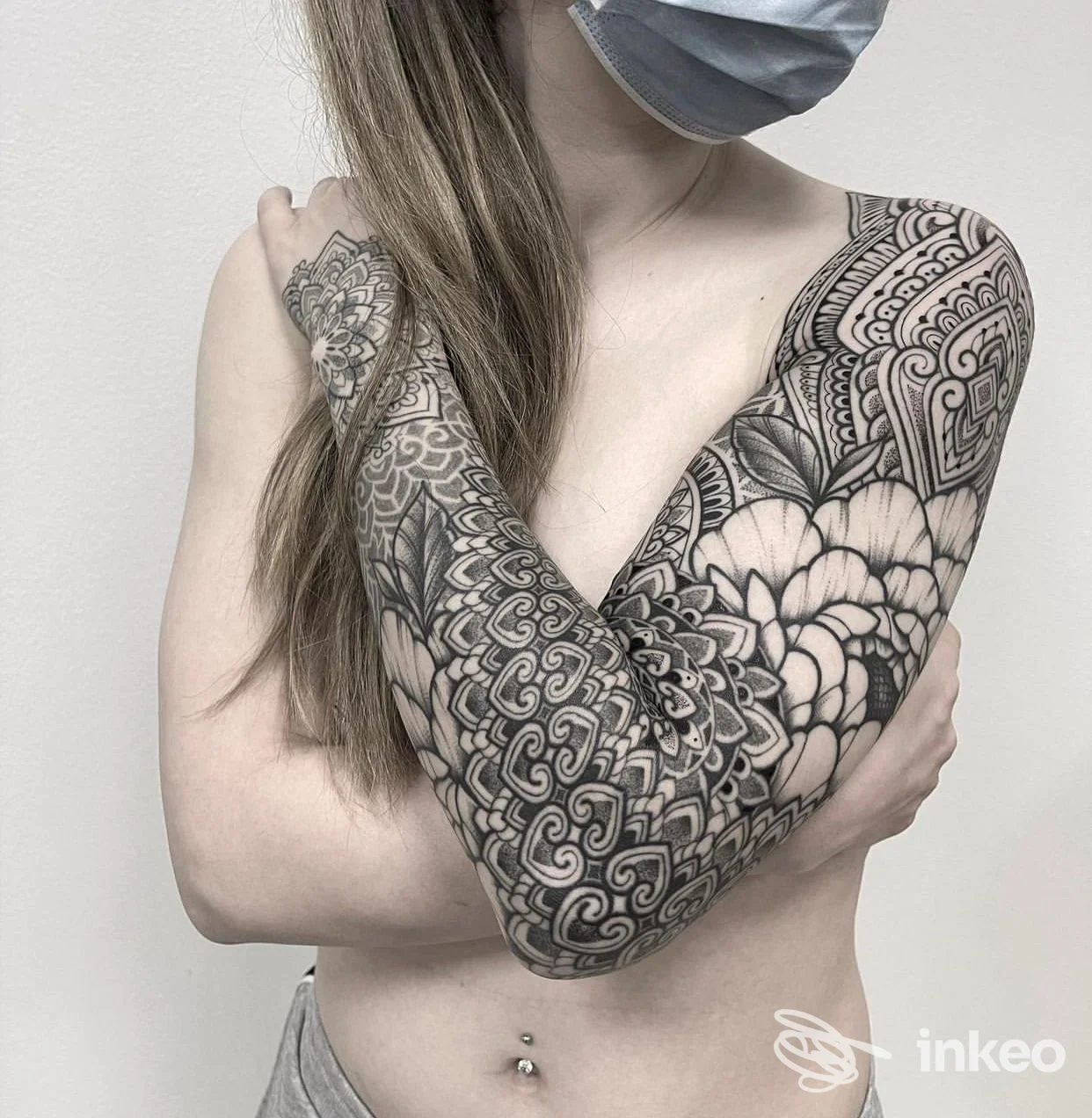 Foto di tatuaggio a manica completa sul braccio e spalla, Dark Mind Tattoo Studio, Meledo.