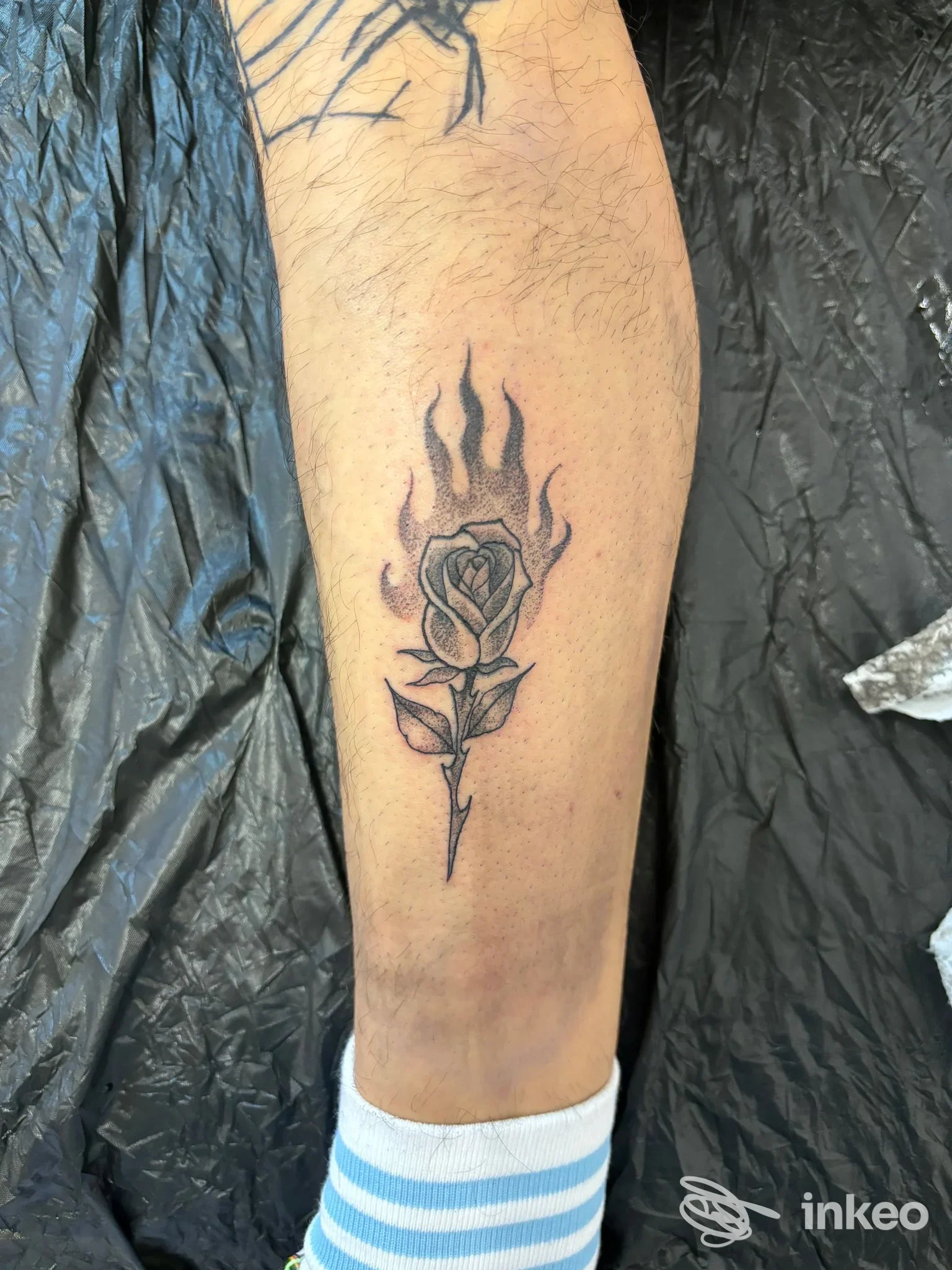 Tatuaggio di una rosa con fiamme sul polpaccio, realizzato da Davide tattoo a Camposampiero.