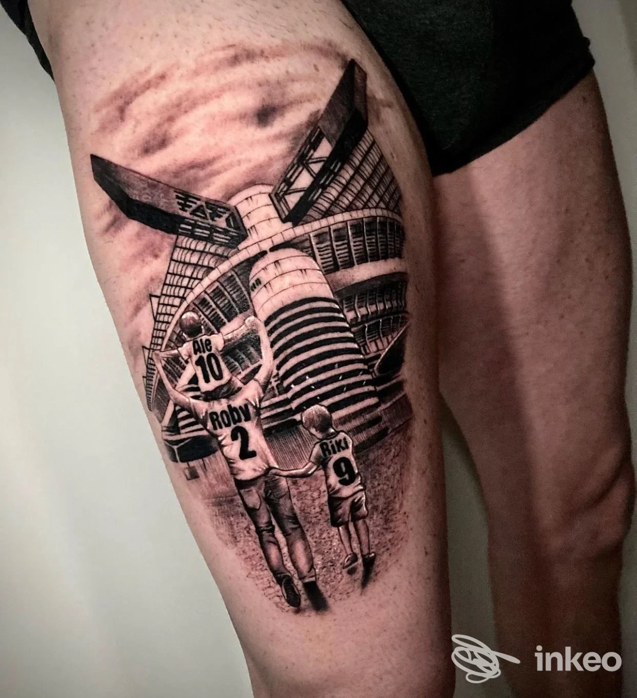 Tattoo realistico sulla pelle della gamba raffigurante due bambini di spalle davanti a un edificio moderno, con ombre e dettagli architettonici visibili.