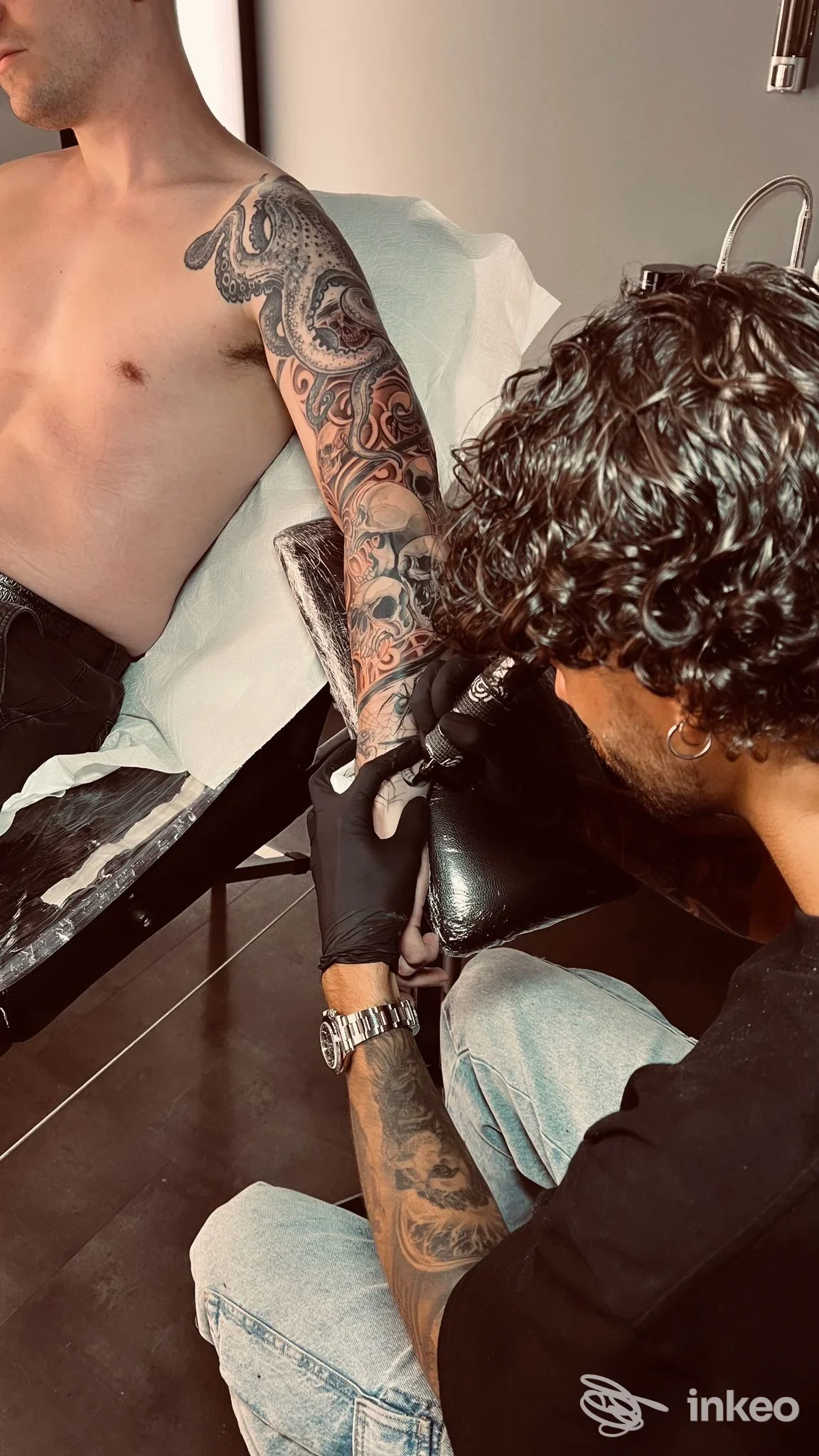 Tatuaggio in corso sull'avambraccio presso Deep Black Tattoo Studio, Strà-Montanara-Pieve, fotografo in studio.